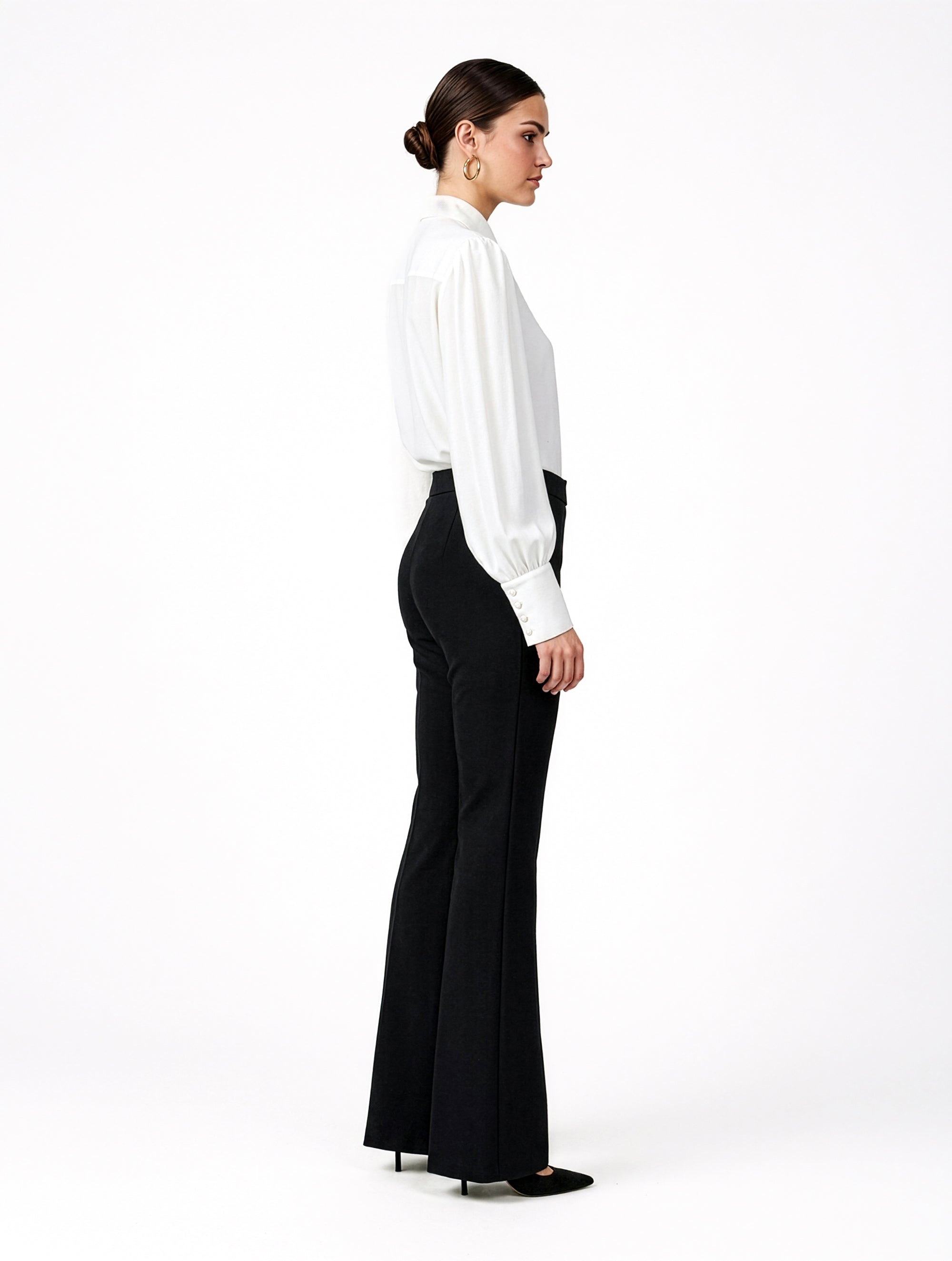 Die Hose Tanja in klassischem Schwarz überzeugt mit klarer Linienführung, eleganter Wide-Leg-Silhouette und hohem Bund mit elastischem Taillenband für eine bequeme, schmeichelhafte Passform.