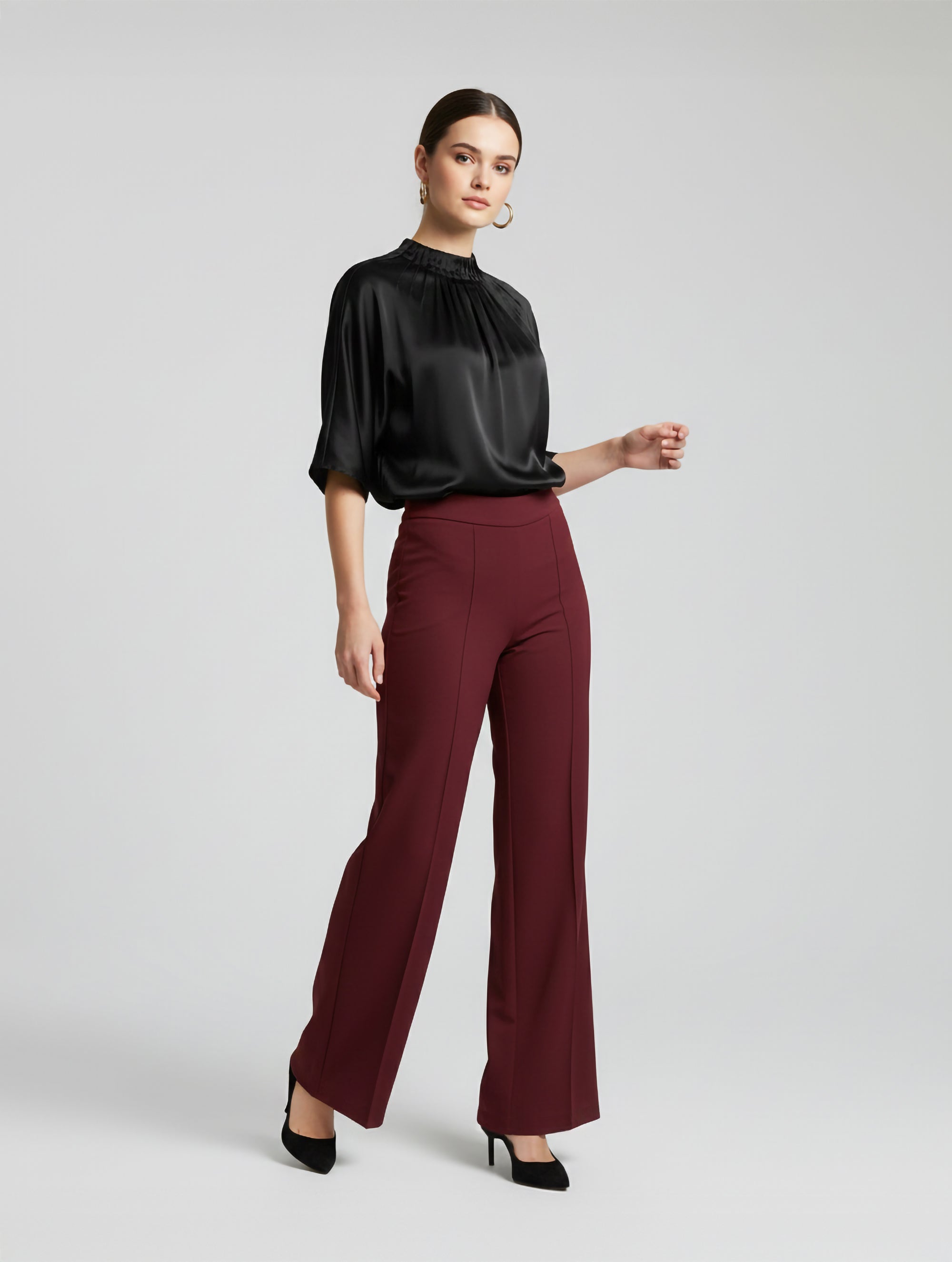 Die Hose Tanja in klassischem Weinrot überzeugt mit klarer Linienführung, eleganter Wide-Leg-Silhouette und hohem Bund mit elastischem Taillenband für eine bequeme, schmeichelhafte Passform.
