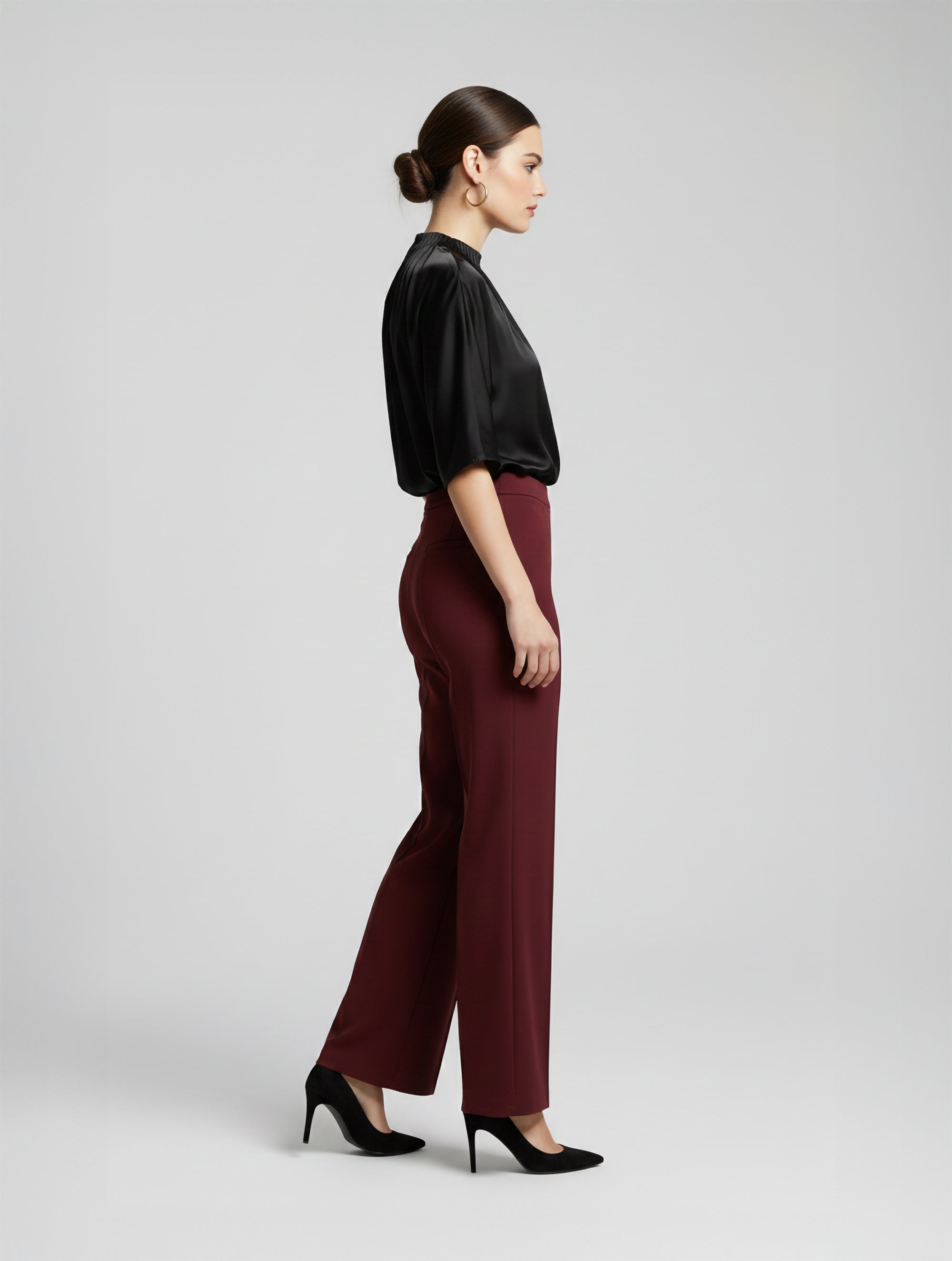 Die Hose Tanja in klassischem Weinrot überzeugt mit klarer Linienführung, eleganter Wide-Leg-Silhouette und hohem Bund mit elastischem Taillenband für eine bequeme, schmeichelhafte Passform.