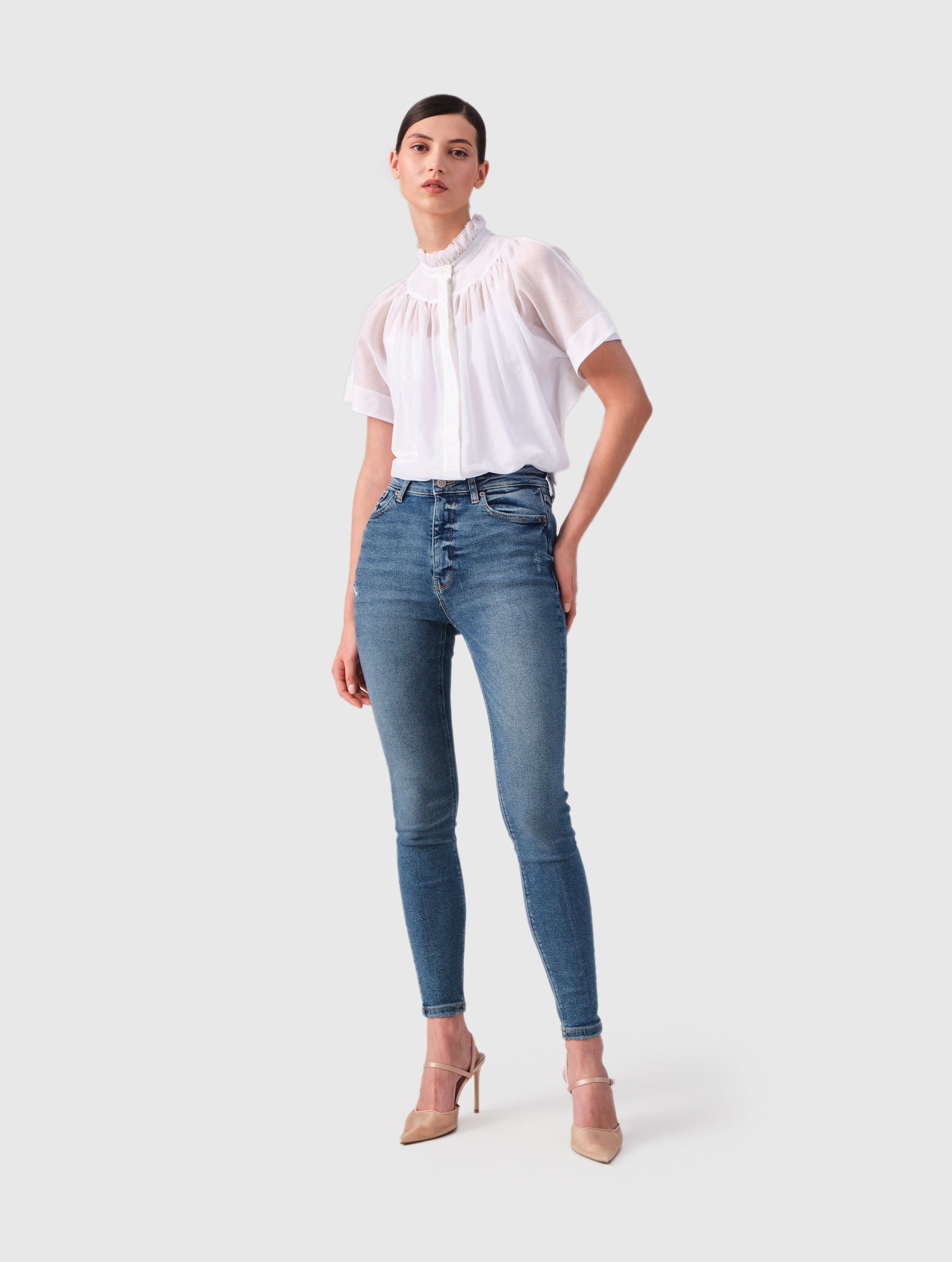 Transparente Bluse mit Stehkragen, auffälligen Ärmeln und durchgehender Knopfleiste auf der Vorderseite. Gefertigt aus einer hochwertigen Baumwoll-Seiden-Mischung.