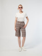 Bermuda aus weichem Viskose-Leinen-Mix in elegantem High-Waist Schnitt, seitlichen Eingriffstaschen und langen Abnähern auf der Vorderseite.