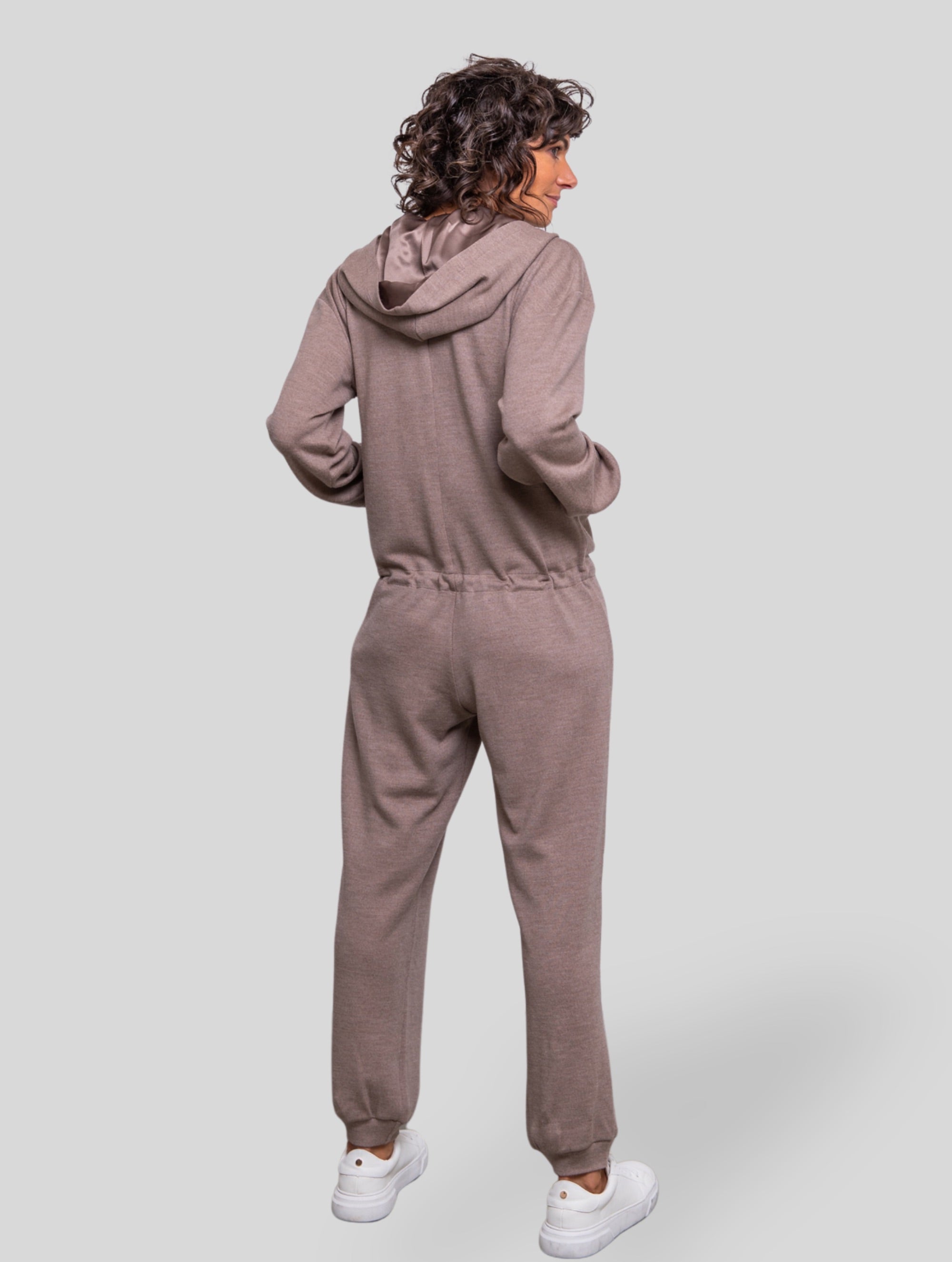 Jumpsuit aus 100% feiner Merinowolle, eine mit Seidensatin gefütterte Kapuze, Reißverschluss im Vorderteil sowie Kängurutaschen.