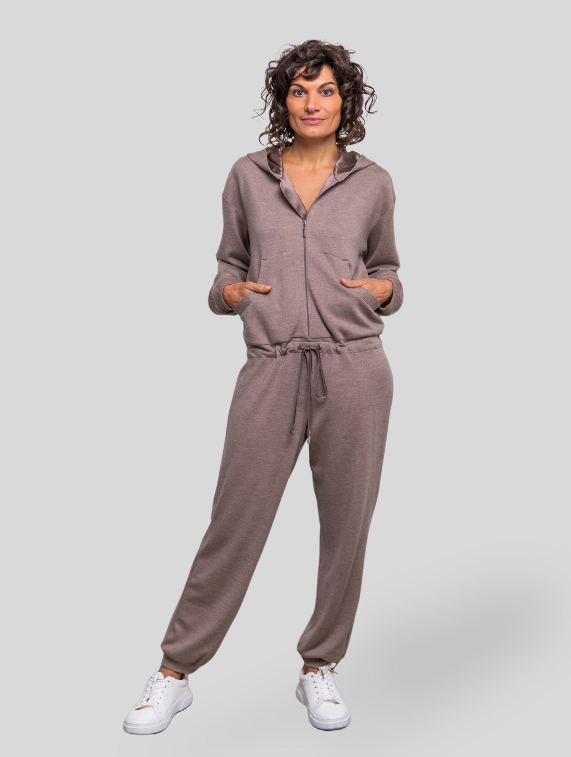 Jumpsuit aus 100% feiner Merinowolle, eine mit Seidensatin gefütterte Kapuze, Reißverschluss im Vorderteil sowie Kängurutaschen.