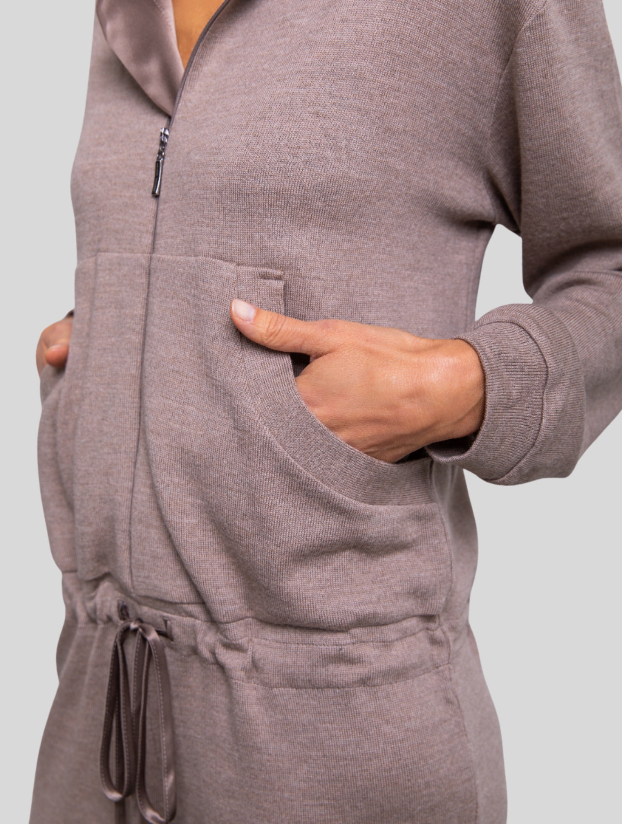 Jumpsuit aus 100% feiner Merinowolle, eine mit Seidensatin gefütterte Kapuze, Reißverschluss im Vorderteil sowie Kängurutaschen.