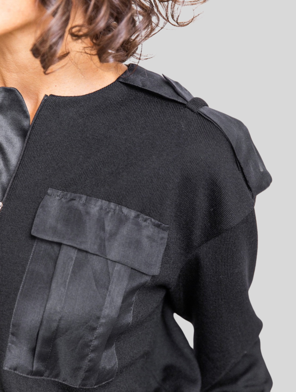Jumpsuit aus 100% Wolle, Organza Taschen sowie zarten Organza-Epauletten