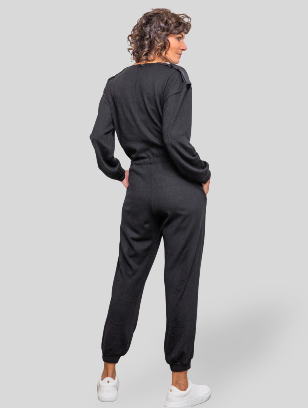 Jumpsuit aus 100% Wolle, Organza Taschen sowie zarten Organza-Epauletten