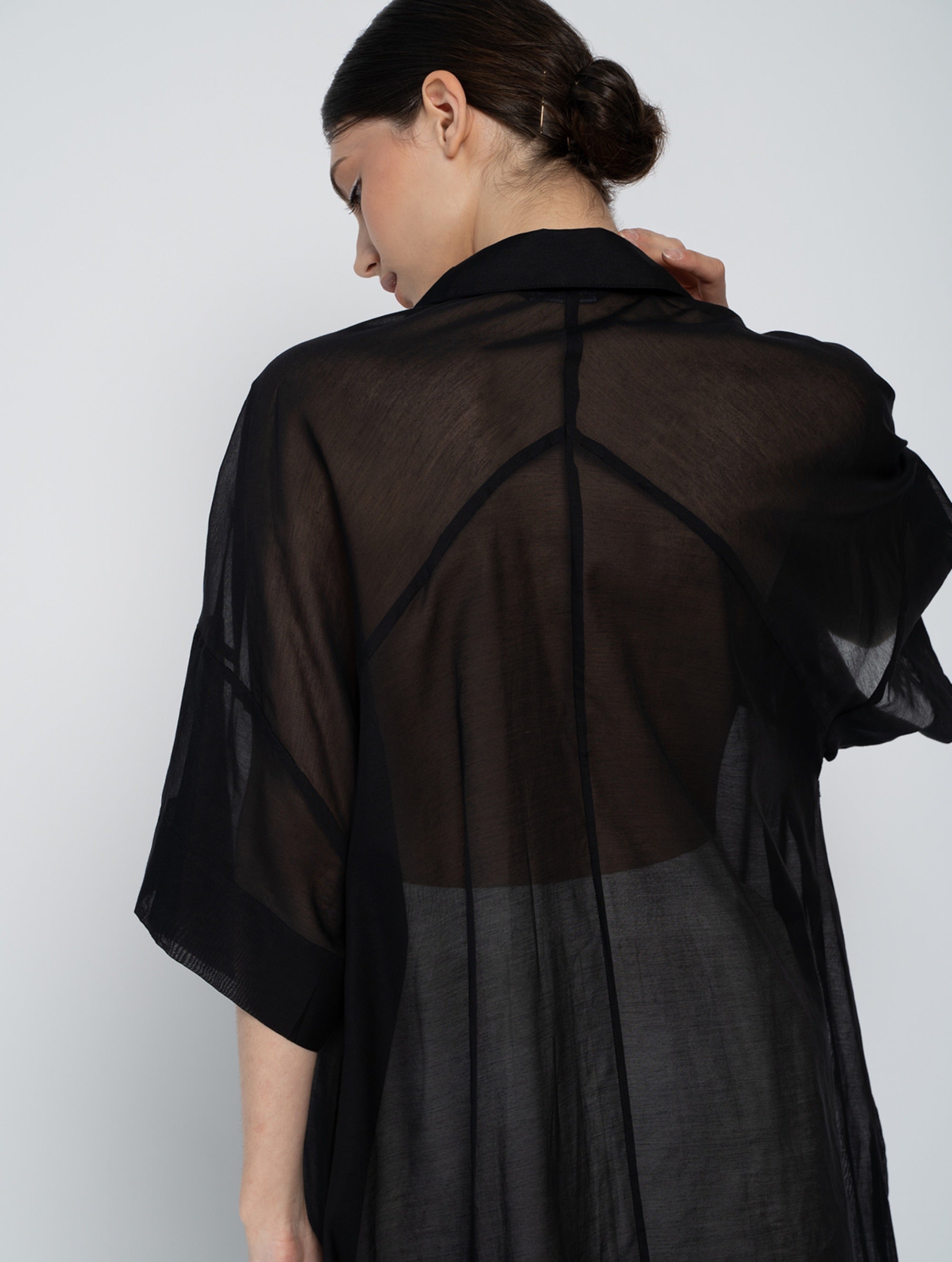 Ultraleichtes Kaftankleid mit Hemdkragen und langer Knopfleiste, langen Seitenschlitzen