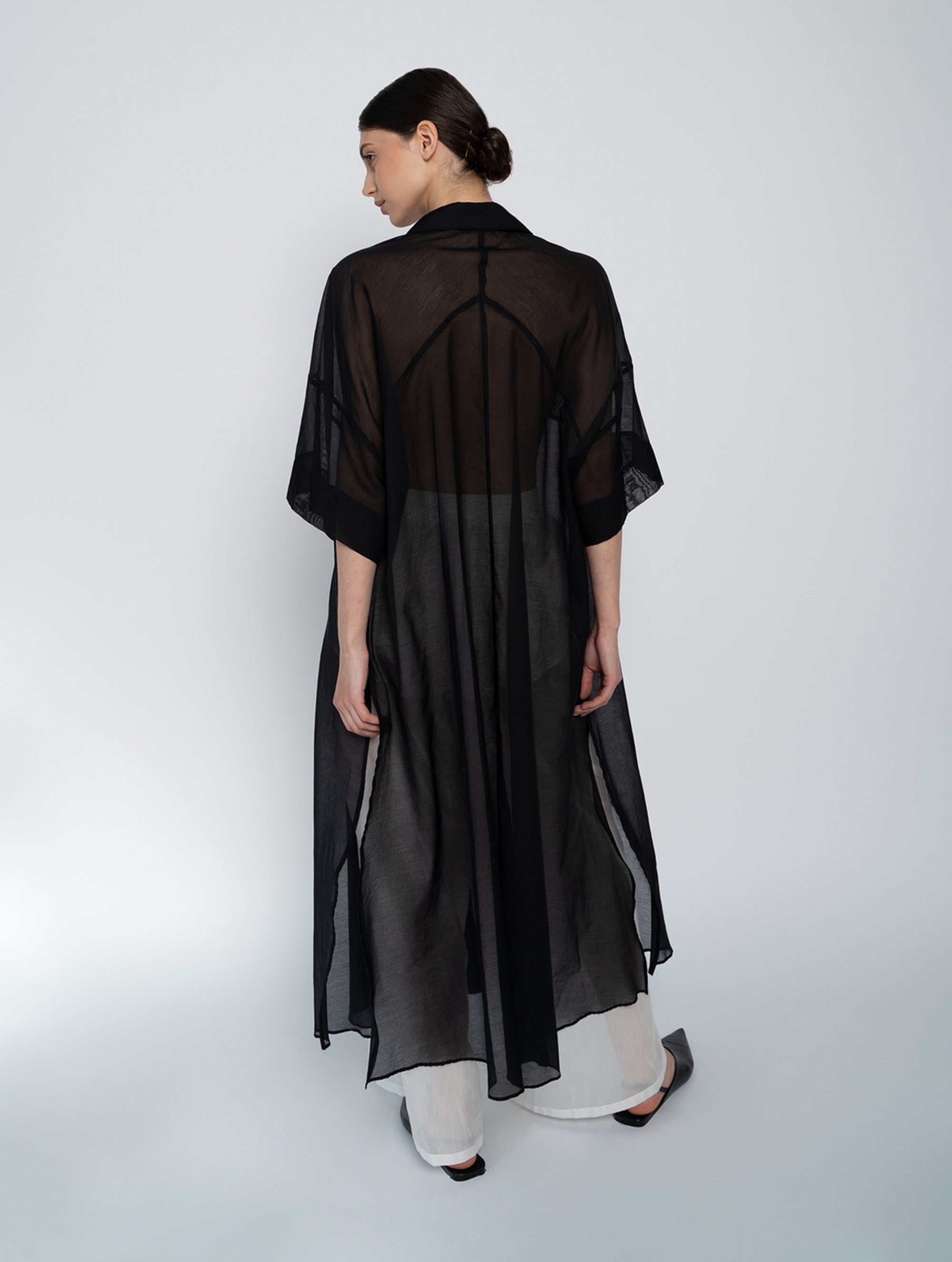 Ultraleichtes Kaftankleid mit Hemdkragen und langer Knopfleiste, langen Seitenschlitzen