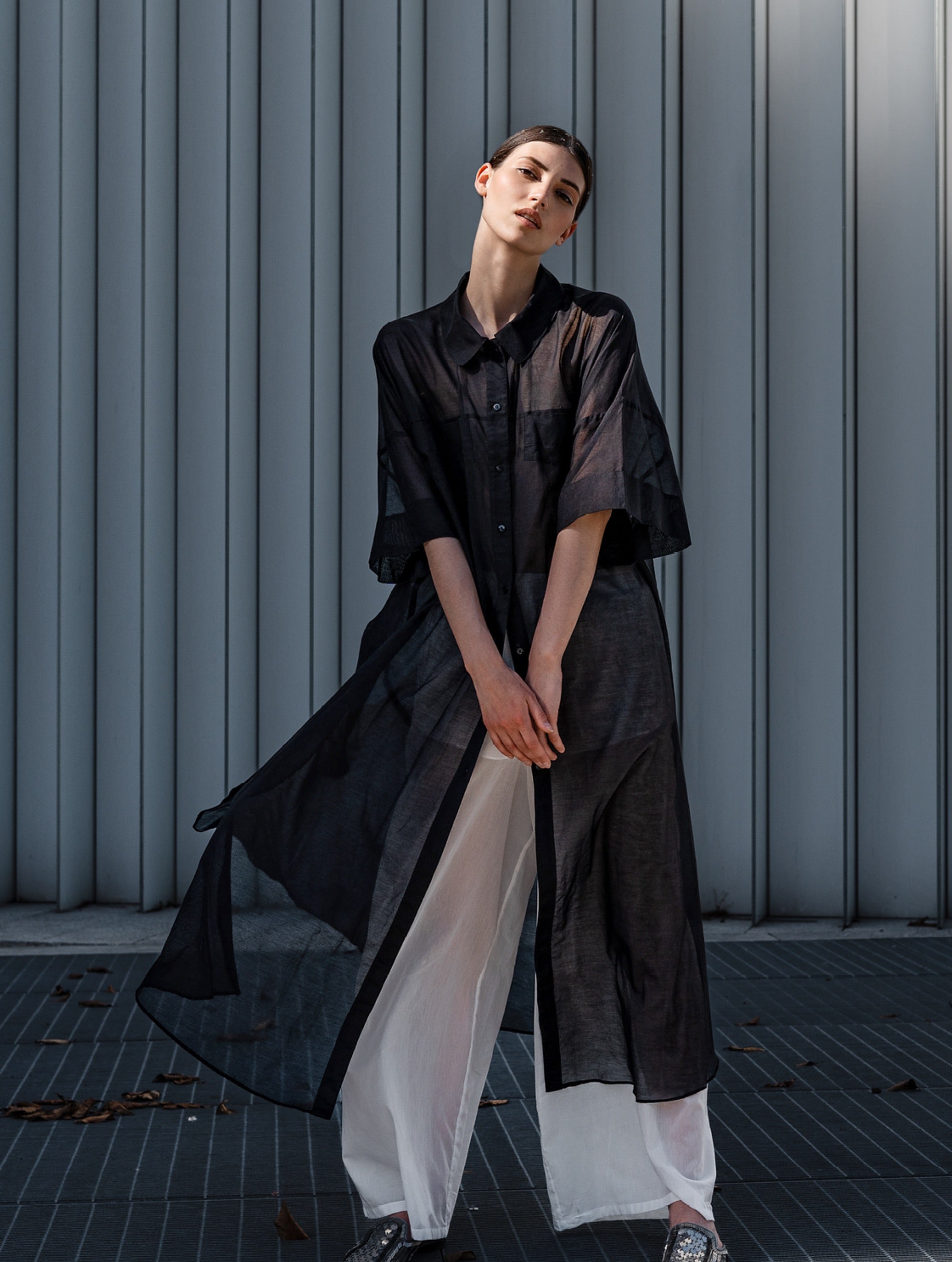 Ultraleichtes Kaftankleid mit Hemdkragen und langer Knopfleiste, langen Seitenschlitzen