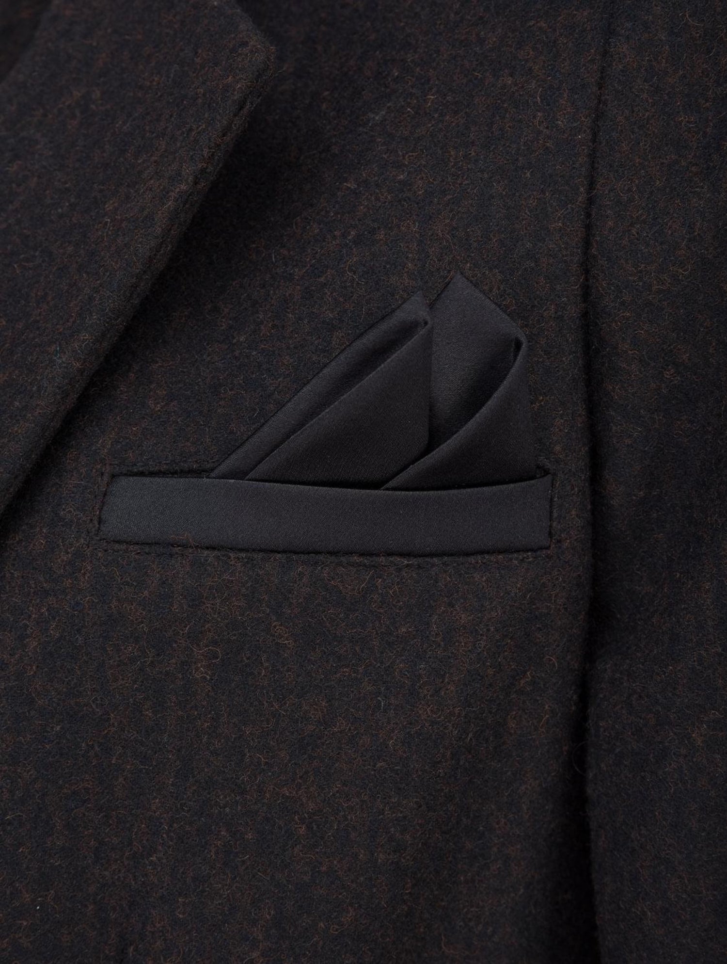 Mantel aus Kaschmirwolle, taillierter Passform und hohen Seitenschlitzen sowie Taschen mit Patten auf der Vordereseite