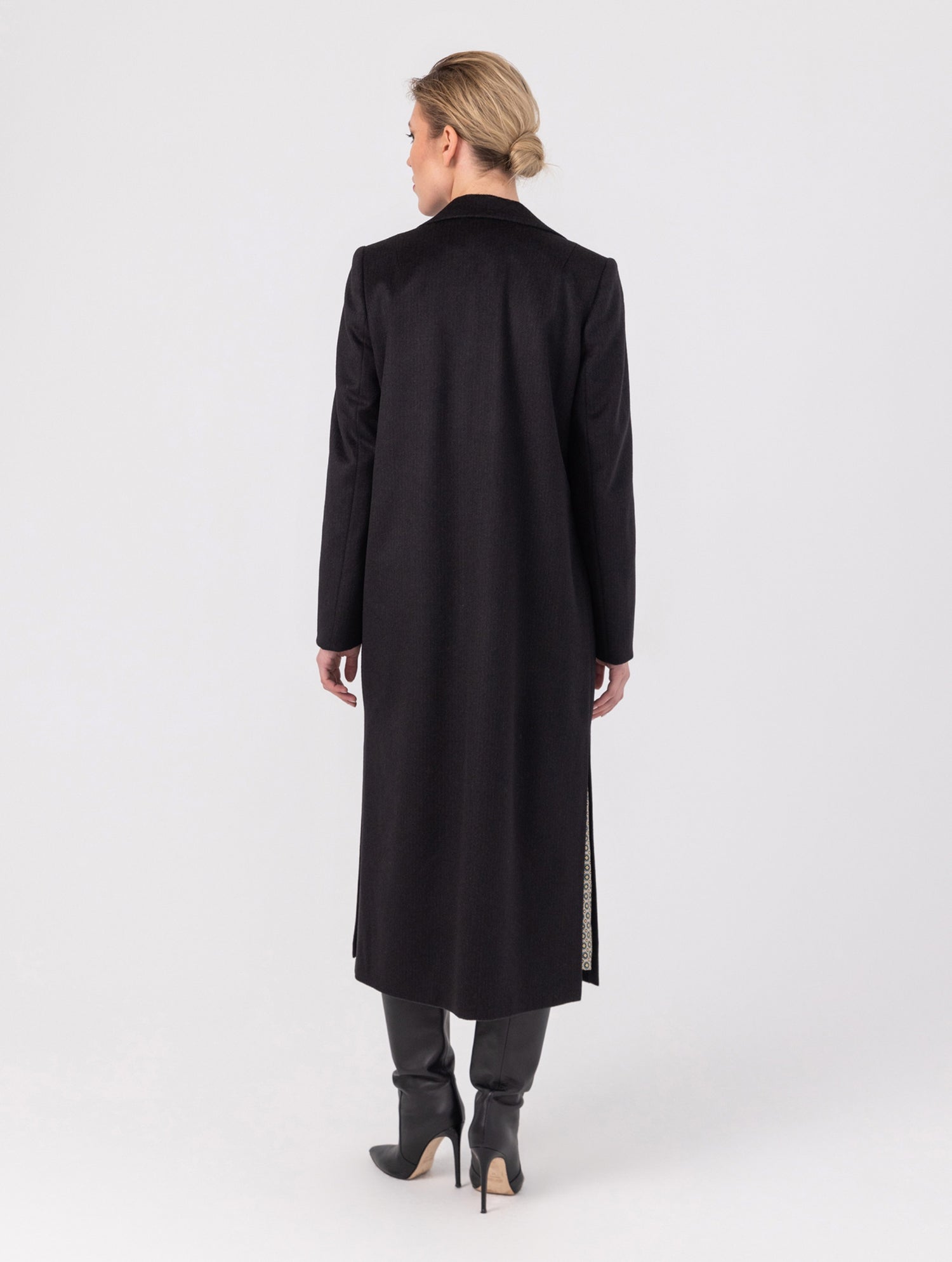 Mantel aus Kaschmirwolle, taillierter Passform und hohen Seitenschlitzen sowie Taschen mit Patten auf der Vordereseite