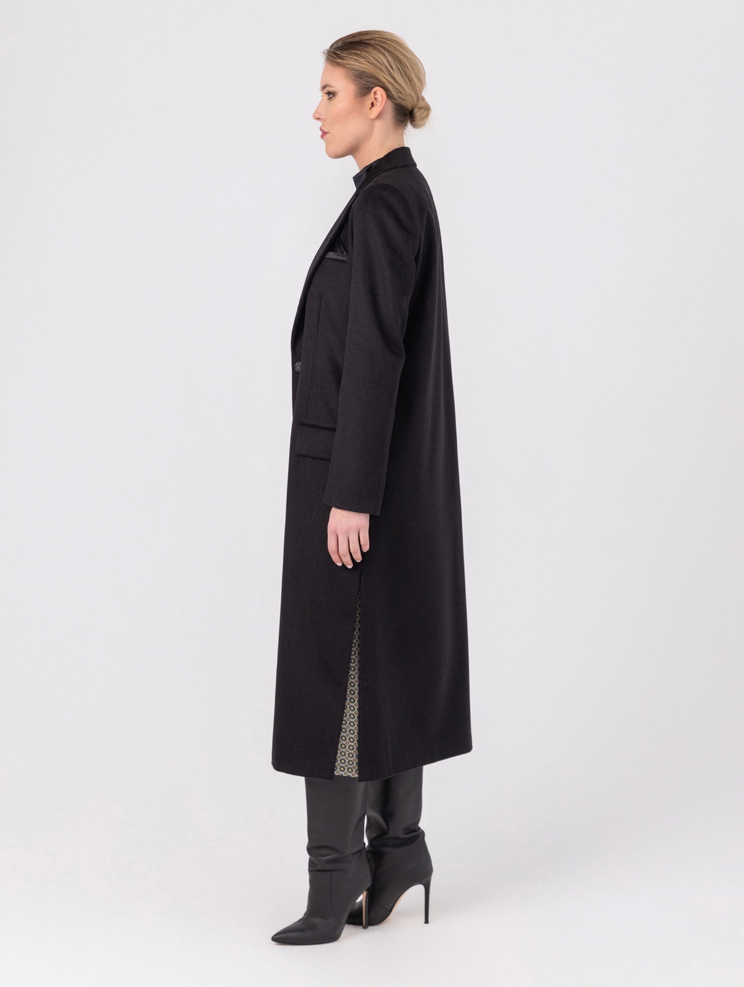 Mantel aus Kaschmirwolle, taillierter Passform und hohen Seitenschlitzen sowie Taschen mit Patten auf der Vordereseite