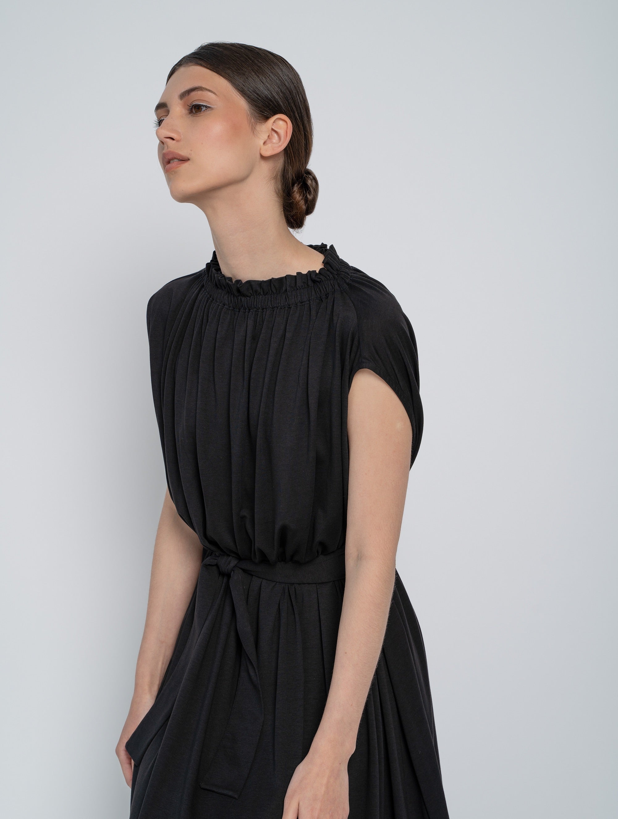Ärmelloses Kleid mit eingearbeitetem Gummiband, hohen Seitenschlitzen und versteckten Taschen