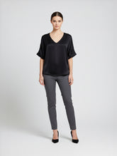 Locker geschnittene Kurzarmbluse aus einer luxuriösen Viskosemischung mit weit ausgeschnittenem V-Ausschnitt.