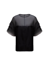 Exquisite Kurzarmbluse aus Stretch-Satin mit eleganten Einsätzen in der Schulterpartie und den Ärmeln aus feiner Organzaseide.