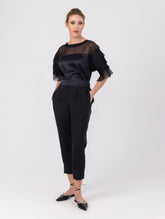 Exquisite Kurzarmbluse aus Stretch-Satin mit eleganten Einsätzen in der Schulterpartie und den Ärmeln aus feiner Organzaseide.