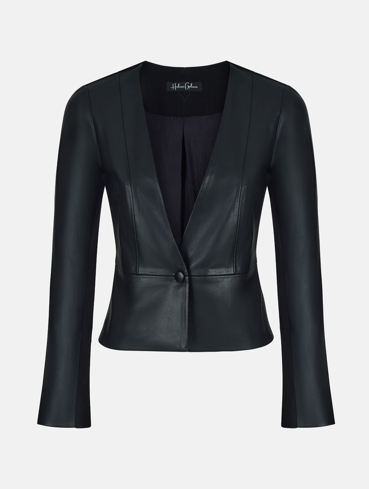 Einknöpfiger, taillierter Zwei-Komponenten Kurzblazer aus veganem Leder im Vorderteil und Scuba-Jersey im Rückteil, sowie schmalen Arm. Dieses Modell ist Teil unserer REBORN-Linie und steht für unsere "Zero-Waste-Politik", da mit Stoff aus Altbestand gefertigt.