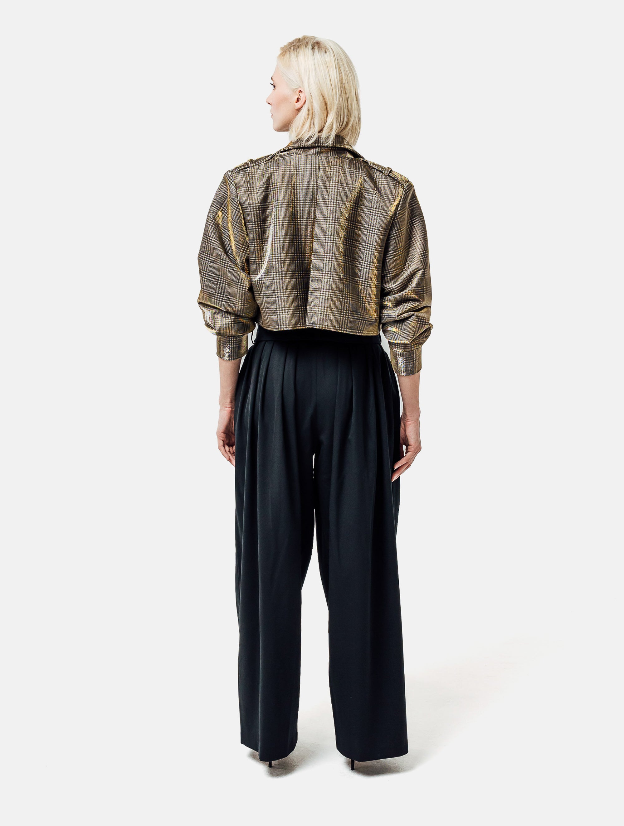 Karierte Kurzjacke mit großen Schulterpolstern, überschnittenen Ärmeln mit Ärmelgürteln und Schulterklappen. Dieses Modell ist Teil unserer REBORN-Kollektion und steht für unsere "Zero-Waste-Politik".