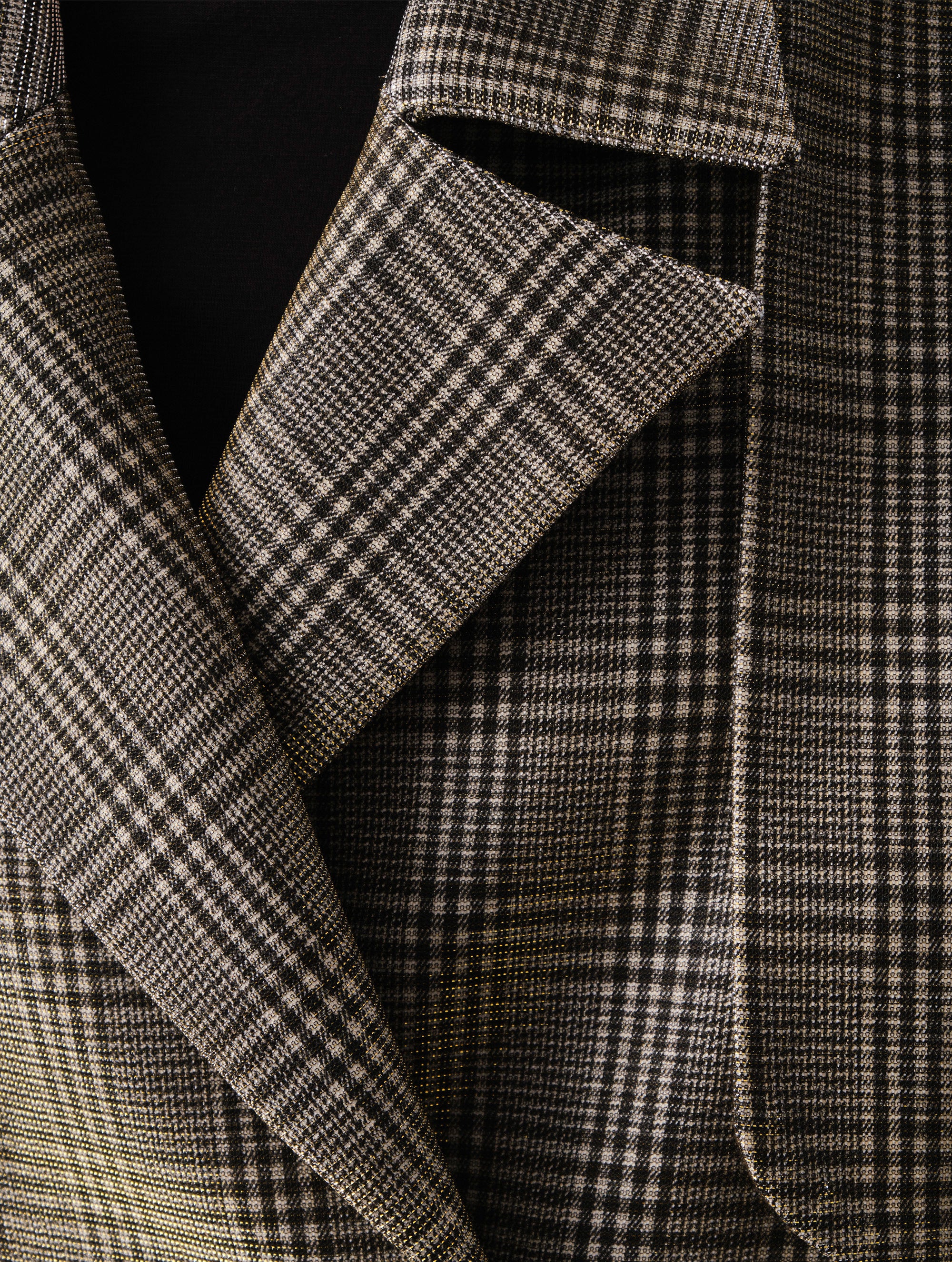 Karierte Kurzjacke mit großen Schulterpolstern, überschnittenen Ärmeln mit Ärmelgürteln und Schulterklappen. Dieses Modell ist Teil unserer REBORN-Kollektion und steht für unsere "Zero-Waste-Politik".