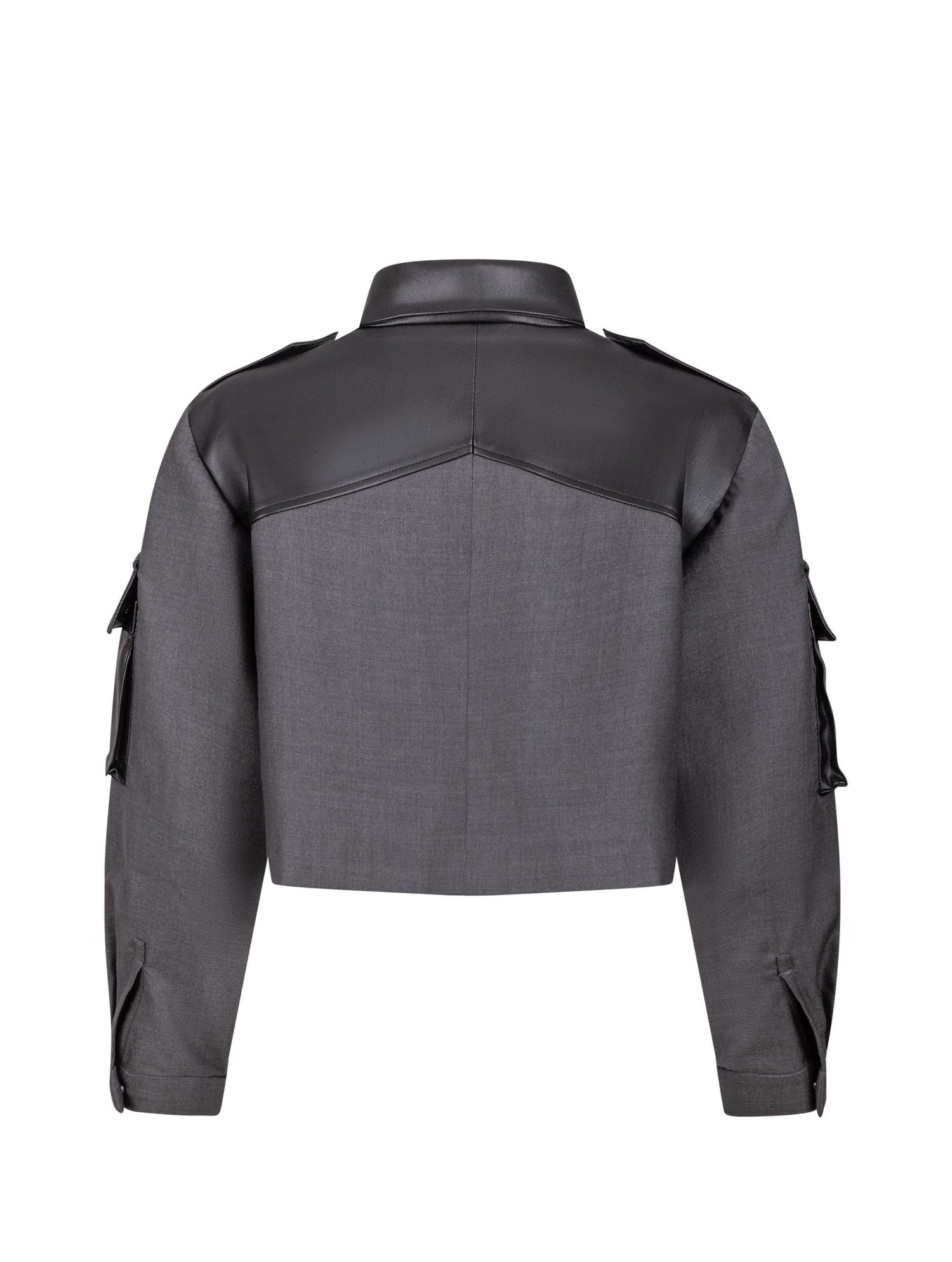 Grade geschnittene Kurzjacke mit Einsätzen, aufgesetzten Taschen, Schulterklappen und anderen Details aus veganem Leder, ausgestattet mit Druckknöpfen. Dieses Modell ist Teil unserer REBORN-Kollektion und steht für unsere "Zero-Waste-Politik".