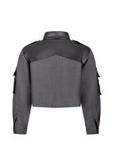 Grade geschnittene Kurzjacke mit Einsätzen, aufgesetzten Taschen, Schulterklappen und anderen Details aus veganem Leder, ausgestattet mit Druckknöpfen. Dieses Modell ist Teil unserer REBORN-Kollektion und steht für unsere "Zero-Waste-Politik".