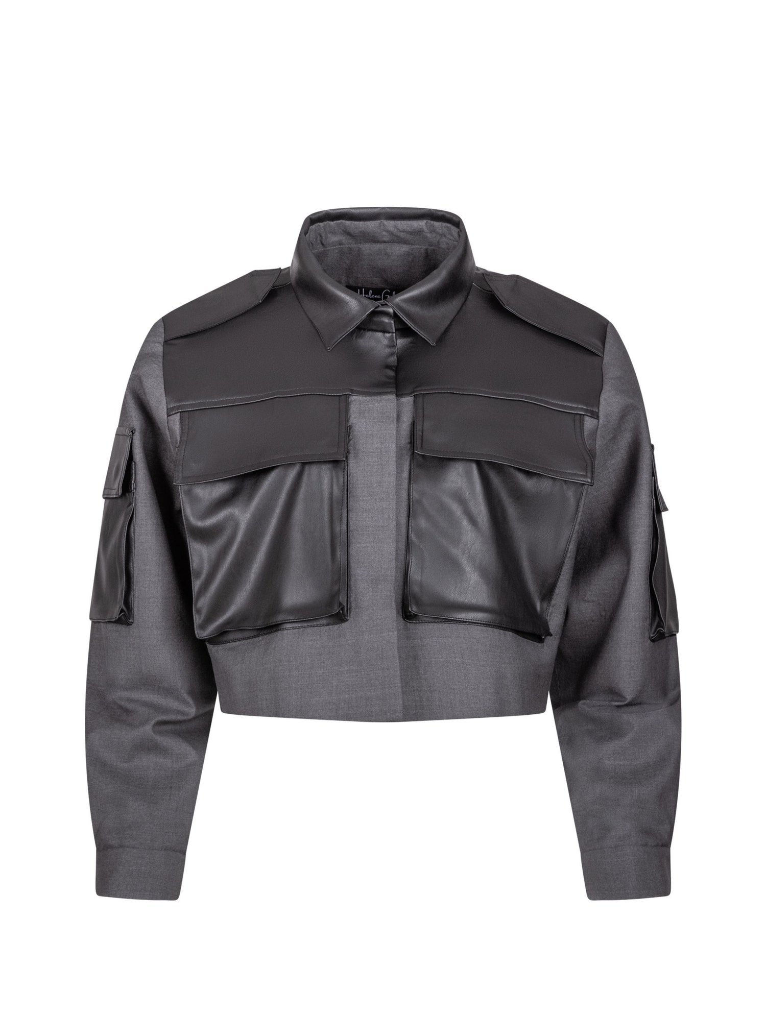 Grade geschnittene Kurzjacke mit Einsätzen, aufgesetzten Taschen, Schulterklappen und anderen Details aus veganem Leder, ausgestattet mit Druckknöpfen. Dieses Modell ist Teil unserer REBORN-Kollektion und steht für unsere "Zero-Waste-Politik".