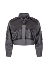 Grade geschnittene Kurzjacke mit Einsätzen, aufgesetzten Taschen, Schulterklappen und anderen Details aus veganem Leder, ausgestattet mit Druckknöpfen. Dieses Modell ist Teil unserer REBORN-Kollektion und steht für unsere "Zero-Waste-Politik".