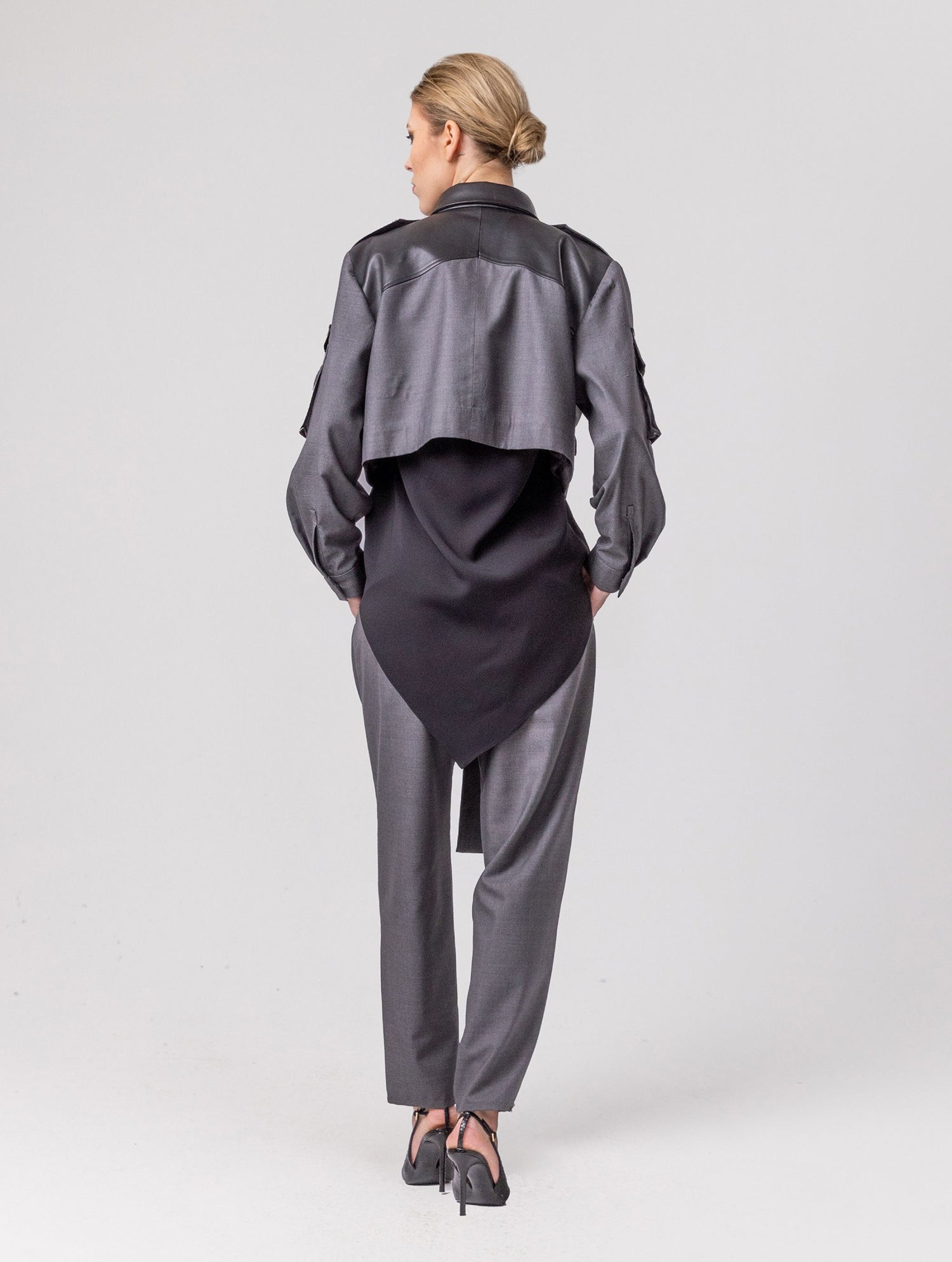 Grade geschnittene Kurzjacke mit Einsätzen, aufgesetzten Taschen, Schulterklappen und anderen Details aus veganem Leder, ausgestattet mit Druckknöpfen. Dieses Modell ist Teil unserer REBORN-Kollektion und steht für unsere "Zero-Waste-Politik".