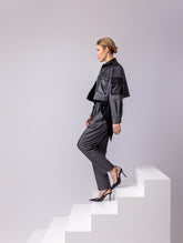 Grade geschnittene Kurzjacke mit Einsätzen, aufgesetzten Taschen, Schulterklappen und anderen Details aus veganem Leder, ausgestattet mit Druckknöpfen. Dieses Modell ist Teil unserer REBORN-Kollektion und steht für unsere "Zero-Waste-Politik".