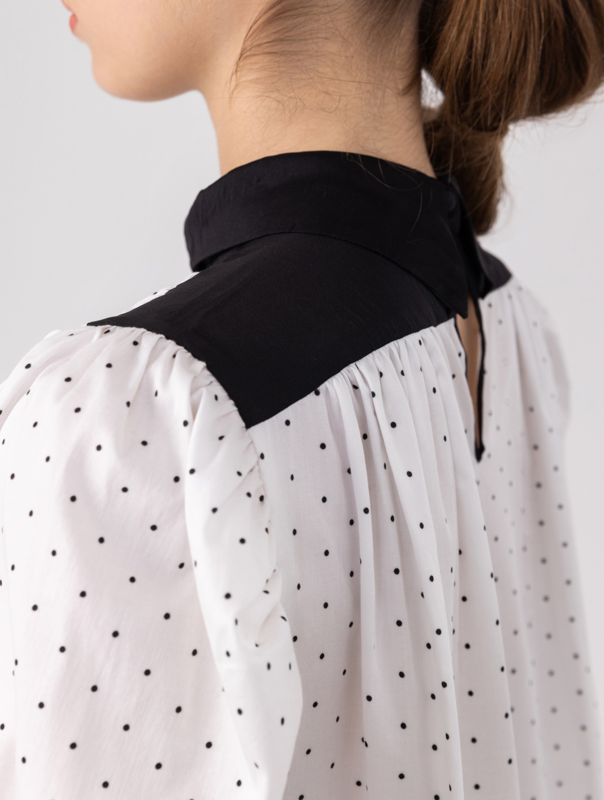 Locker geschnittene Langarm Bluse aus Premium Baumwolle mit Hemdkragenverschluss im Nacken