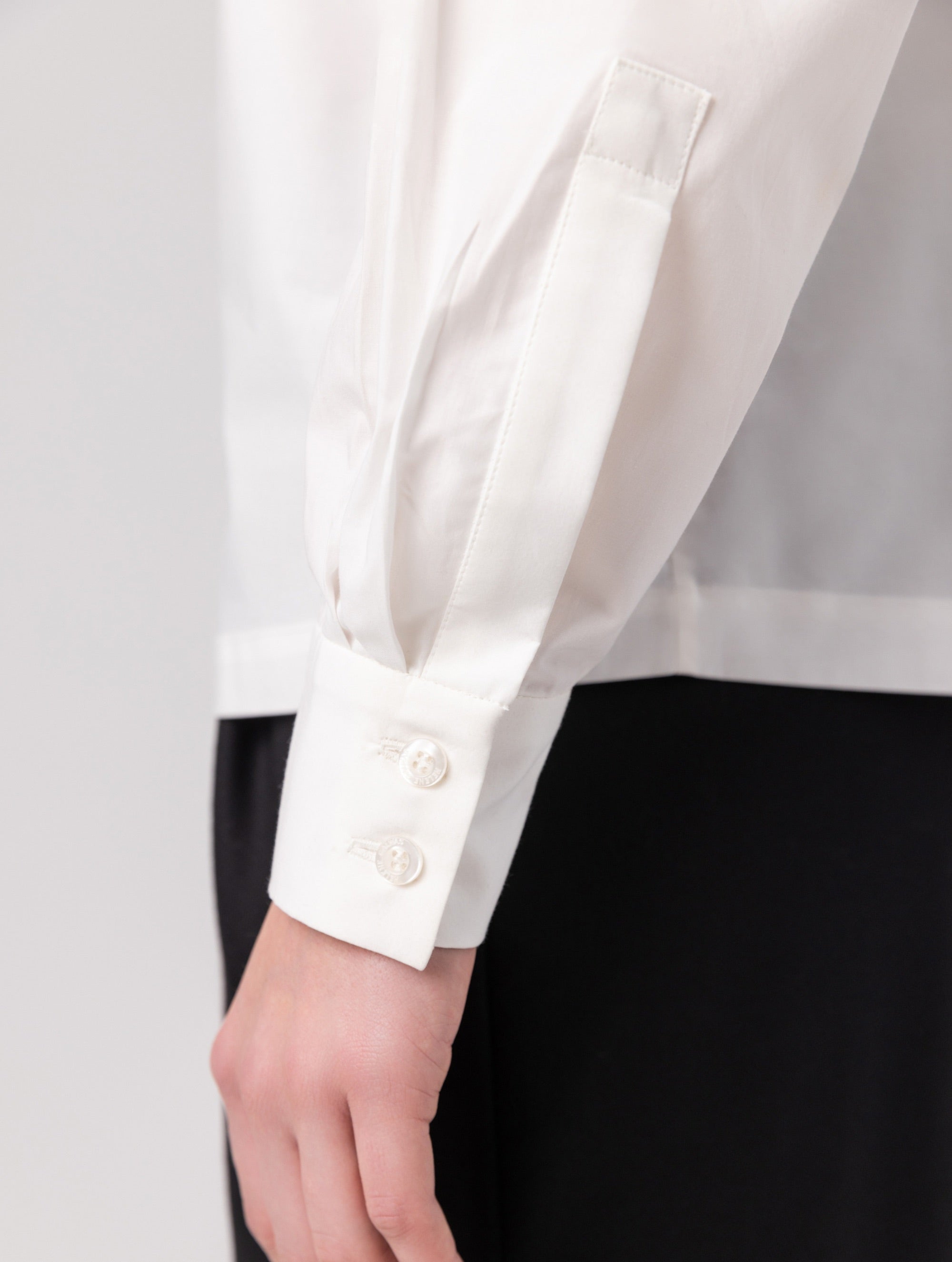 Locker geschnittene Bluse mit Stehkragen und schräger Knopfleiste auf der Vorderseite. Hergestellt aus Naturfasern.