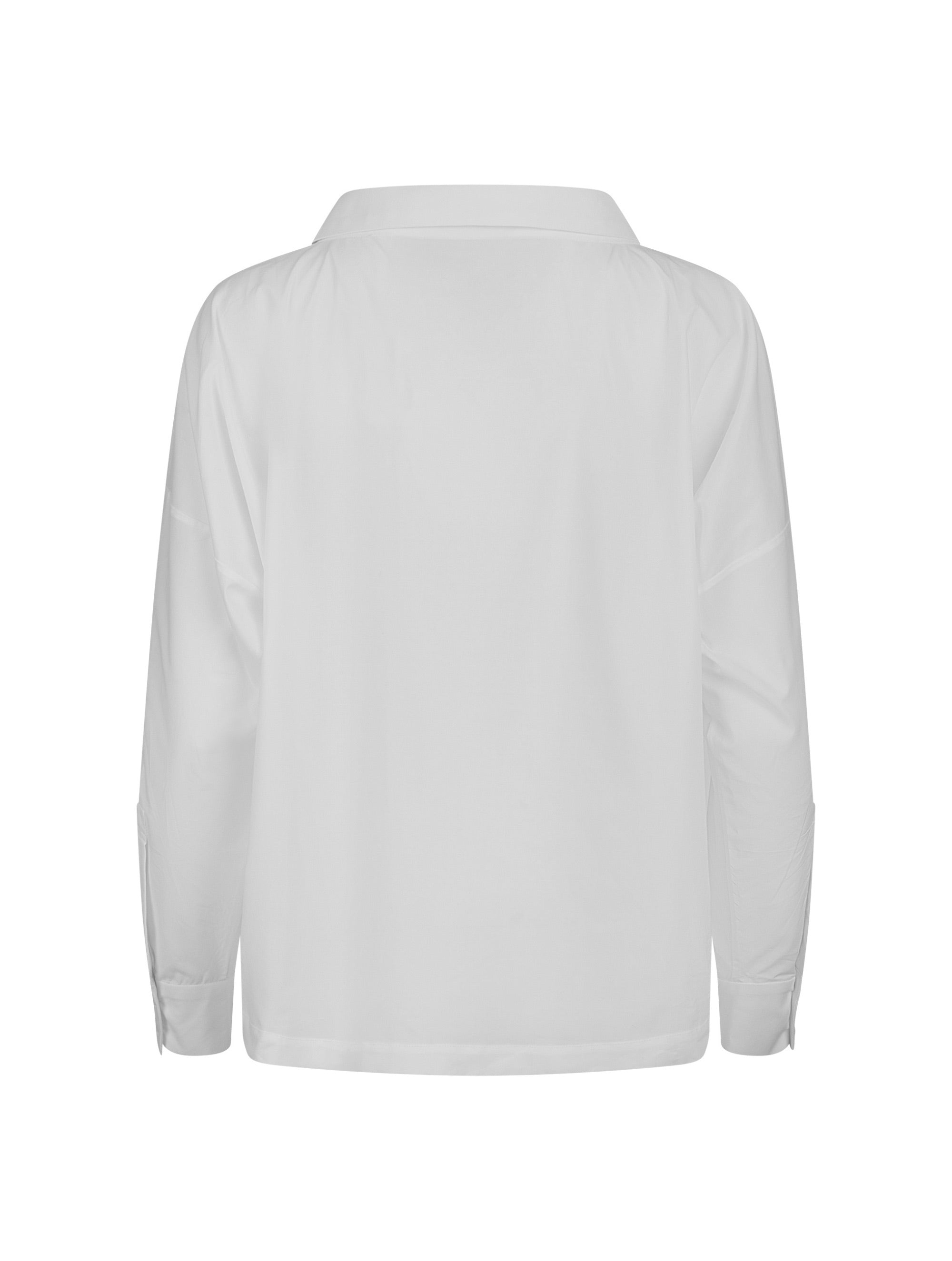 Locker geschnittene Bluse mit Stehkragen und schräger Knopfleiste auf der Vorderseite. Hergestellt aus Naturfasern.