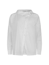 Locker geschnittene Bluse mit Stehkragen und schräger Knopfleiste auf der Vorderseite. Hergestellt aus Naturfasern.