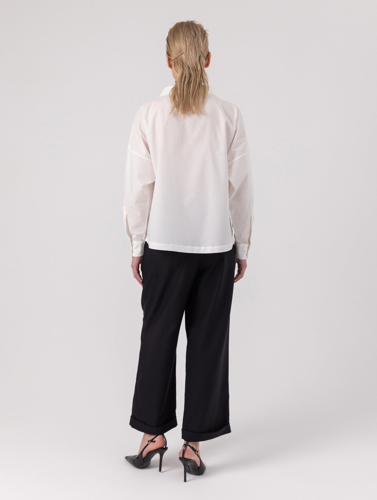 Locker geschnittene Bluse mit Stehkragen und schräger Knopfleiste auf der Vorderseite. Hergestellt aus Naturfasern.