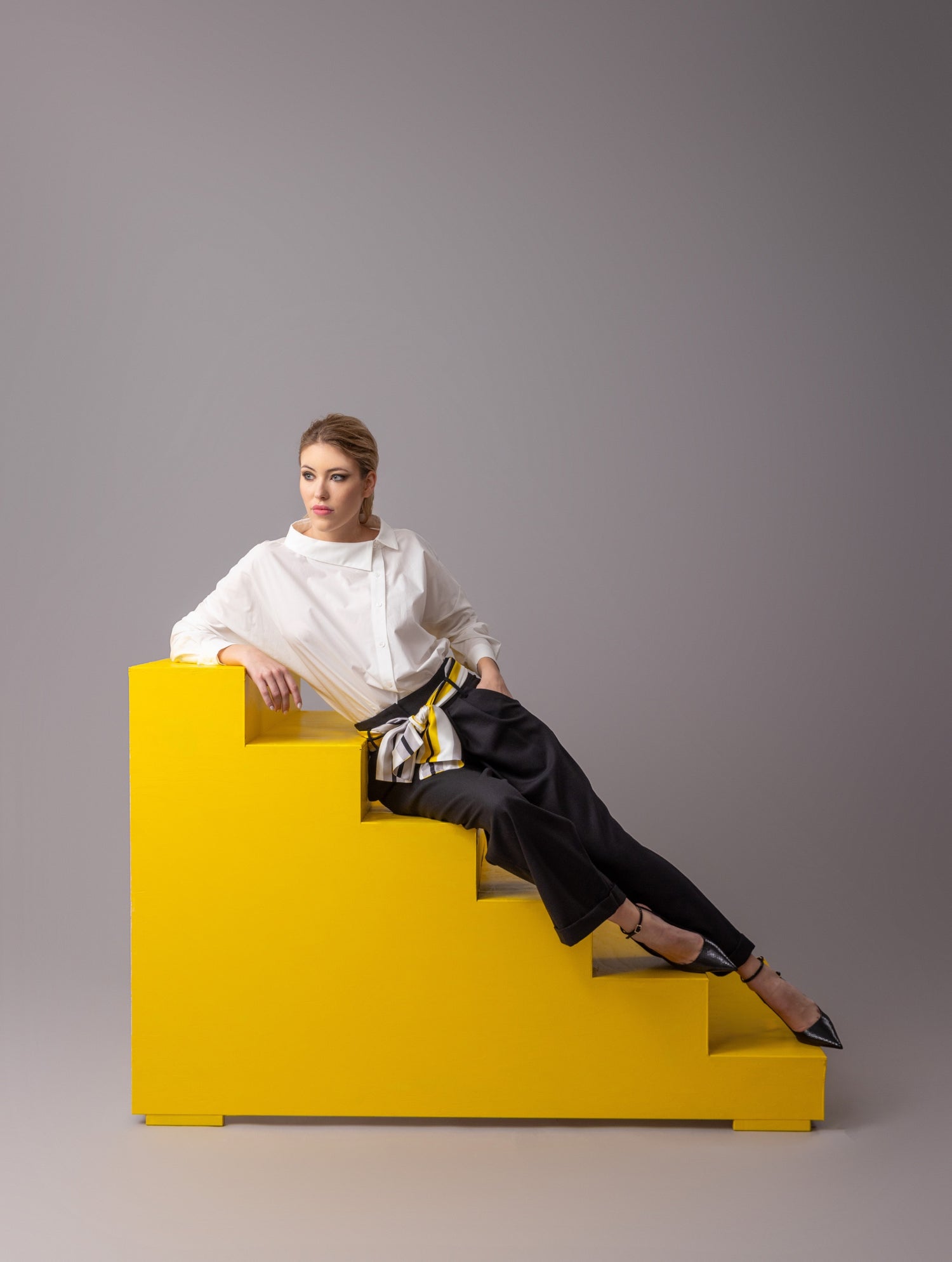 Locker geschnittene Bluse mit Stehkragen und schräger Knopfleiste auf der Vorderseite. Hergestellt aus Naturfasern.