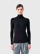 Schwarzes, figurbetontes Basic Oberteil aus weichem Modal mit Rollkragen von Helene Galwas.