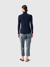 Blaues figurbetontes superweiches Longsleeve mit hohem Rollkragen aus Modal von Helene Galwas.