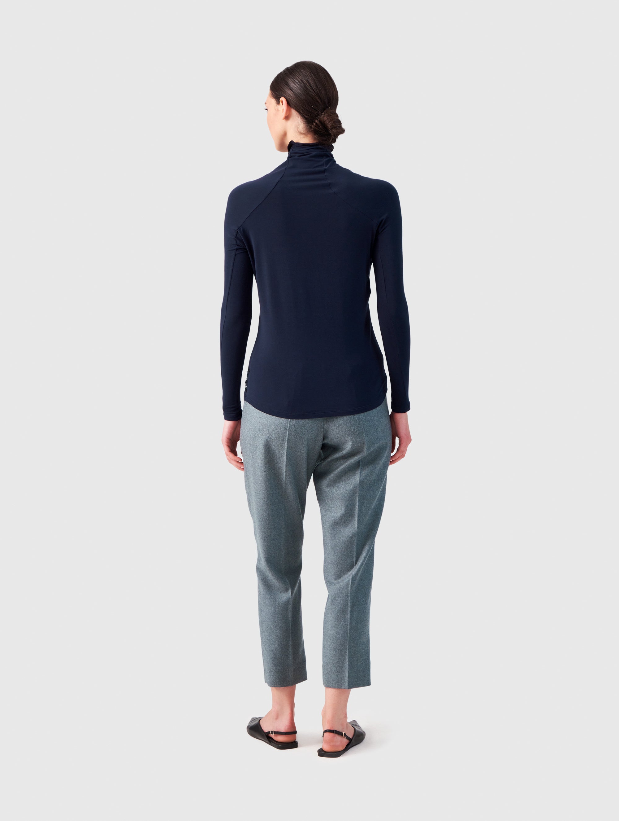 Blaues figurbetontes superweiches Longsleeve mit hohem Rollkragen aus Modal von Helene Galwas.