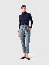 Blaues figurbetontes superweiches Longsleeve mit hohem Rollkragen aus Modal von Helene Galwas.