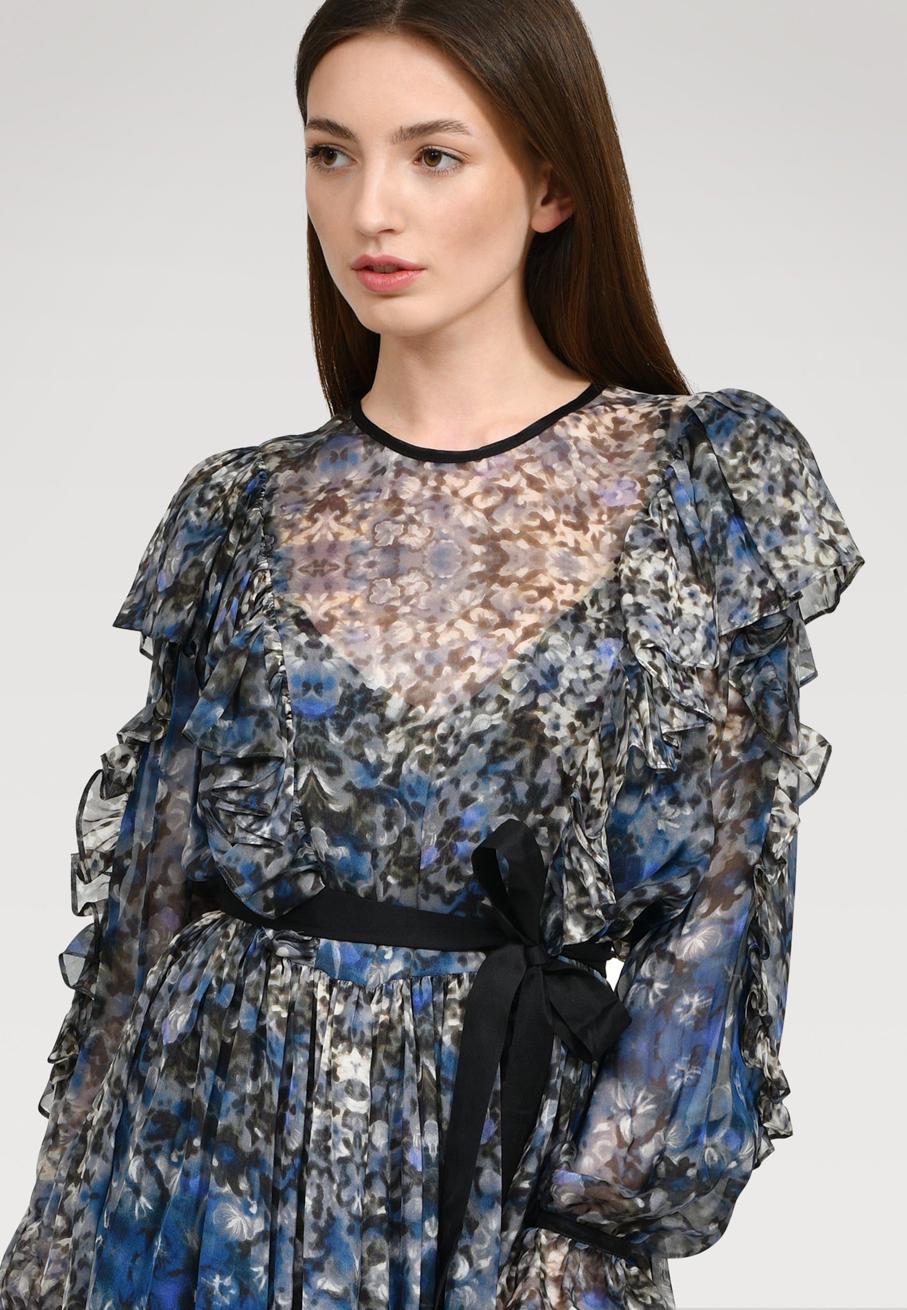 Atemberaubendes Maxikleid aus leicht transparenter Chiffonseide, kunstvollem Blütenprint und feinen Volants