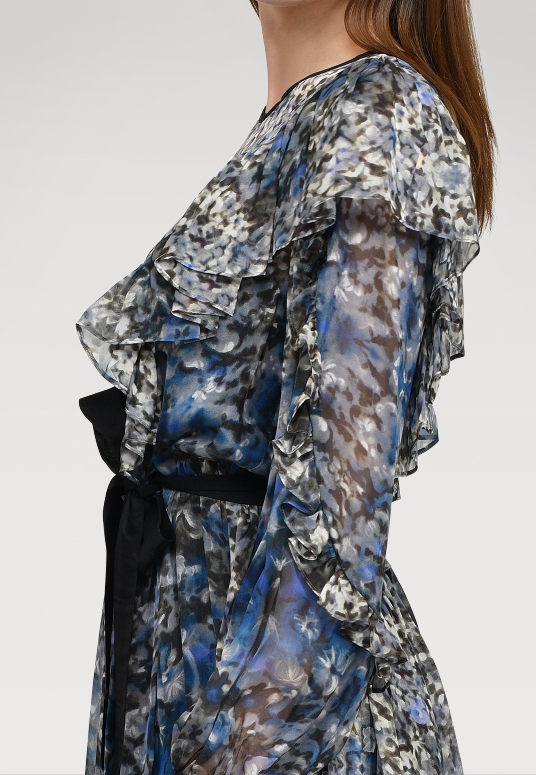 Atemberaubendes Maxikleid aus leicht transparenter Chiffonseide, kunstvollem Blütenprint und feinen Volants