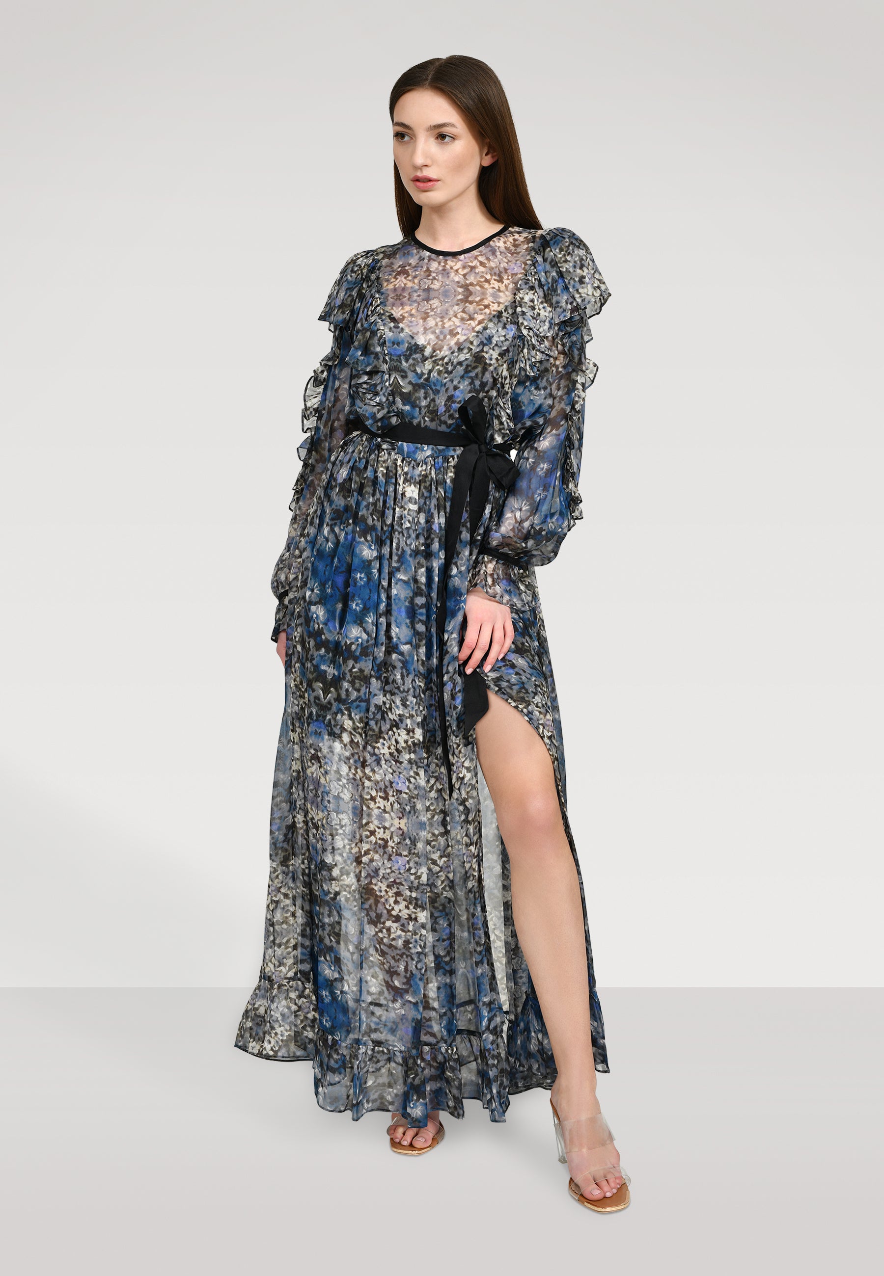 Atemberaubendes Maxikleid aus leicht transparenter Chiffonseide, kunstvollem Blütenprint und feinen Volants.