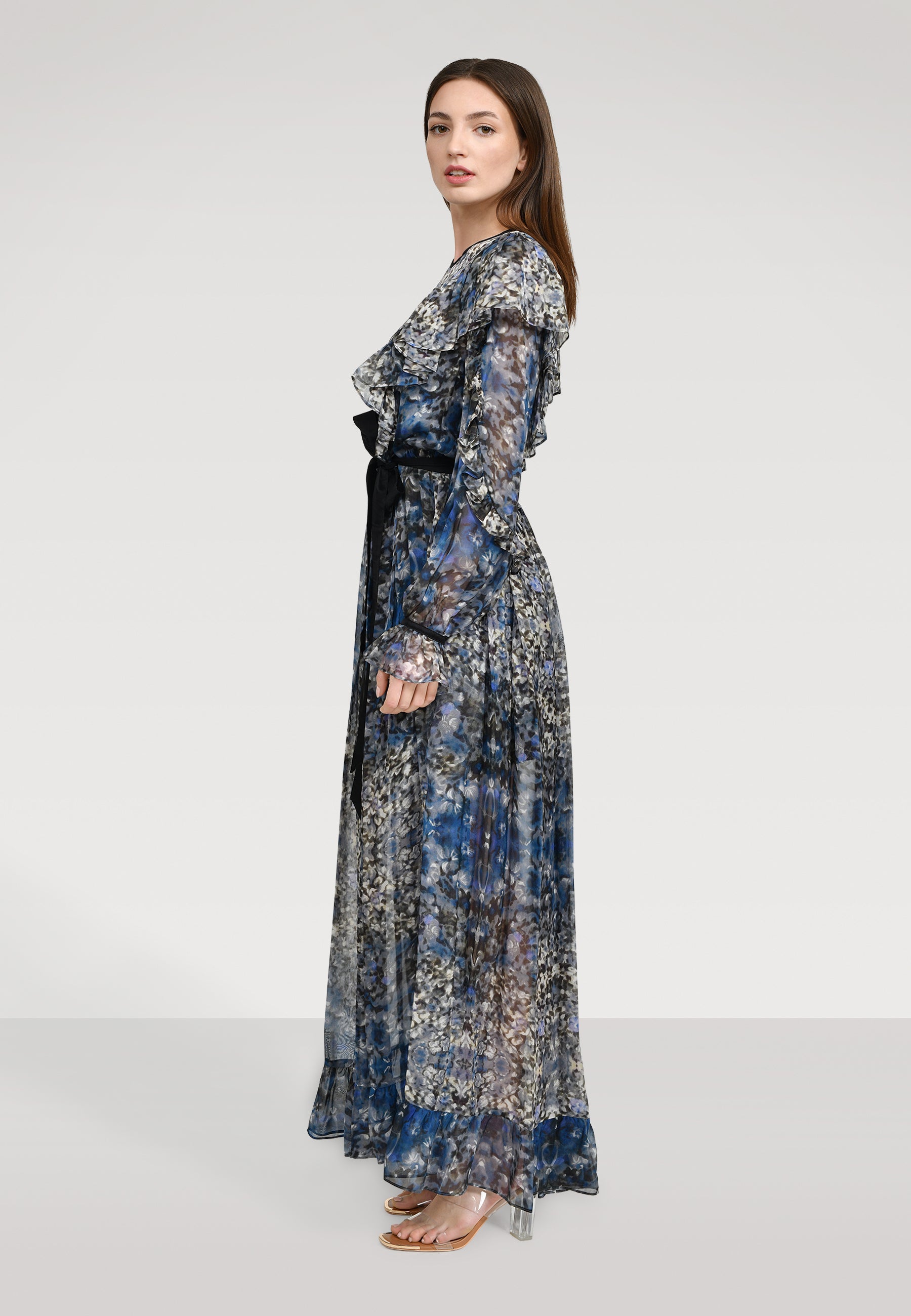 Atemberaubendes Maxikleid aus leicht transparenter Chiffonseide, kunstvollem Blütenprint und feinen Volants