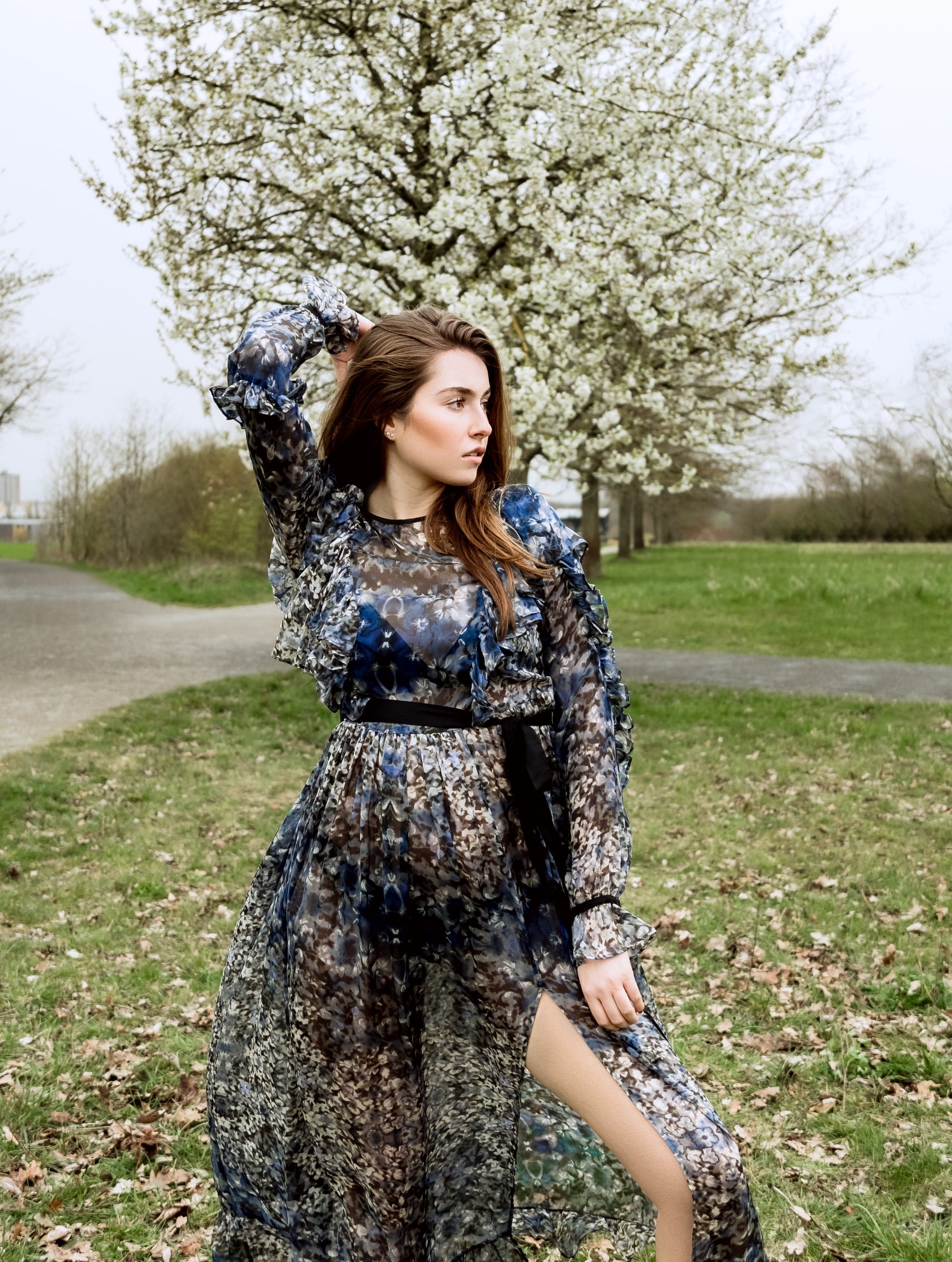 Atemberaubendes Maxikleid aus leicht transparenter Chiffonseide, kunstvollem Blütenprint und feinen Volants