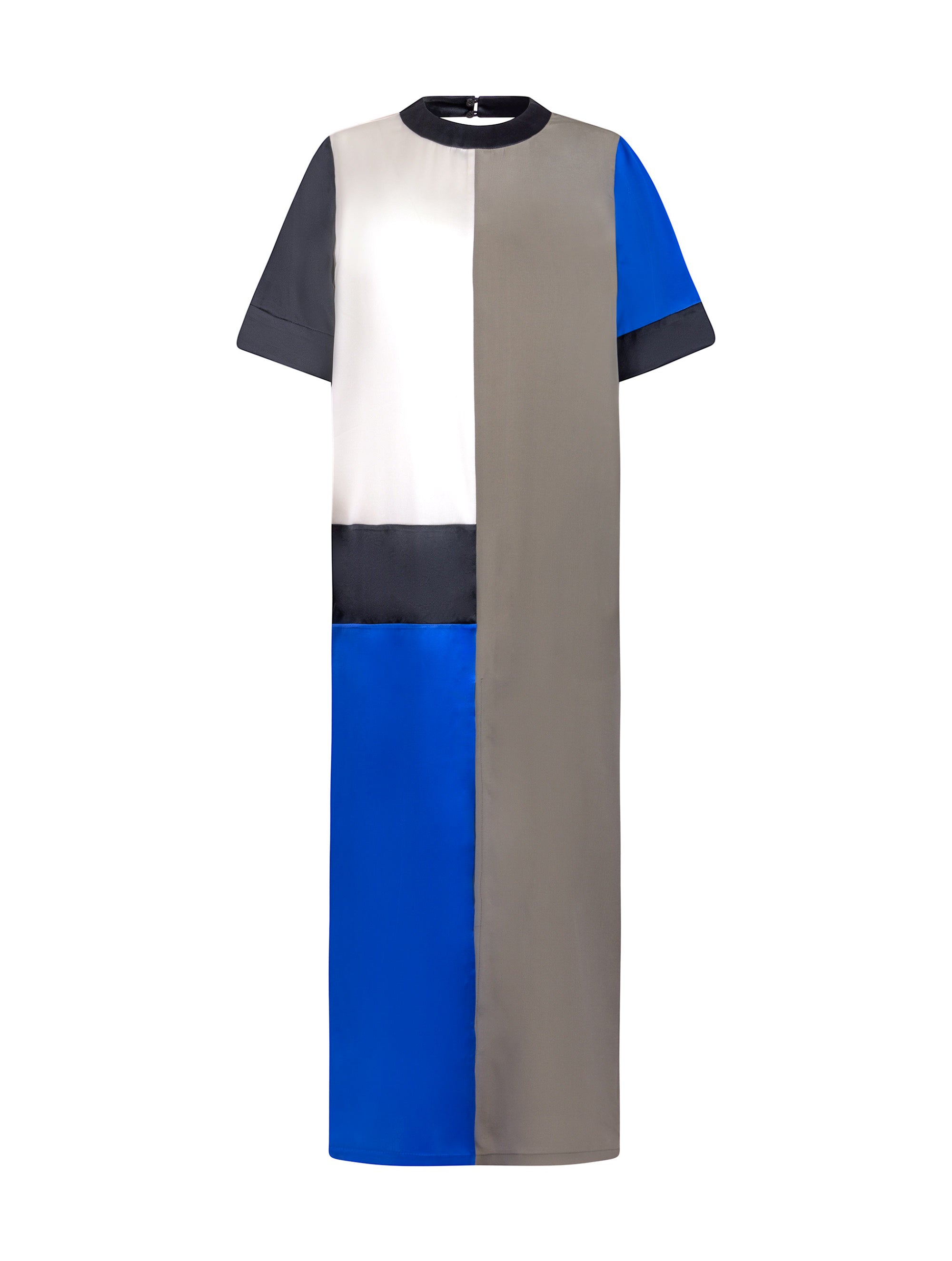 Dreifarbiges, grade geschnittenes Maxikleid mit hohen Seitenschlitzen und versteckten Seitentaschen. Stoffe kommen aus dem Altbestand der Firma, daher nachhaltig.