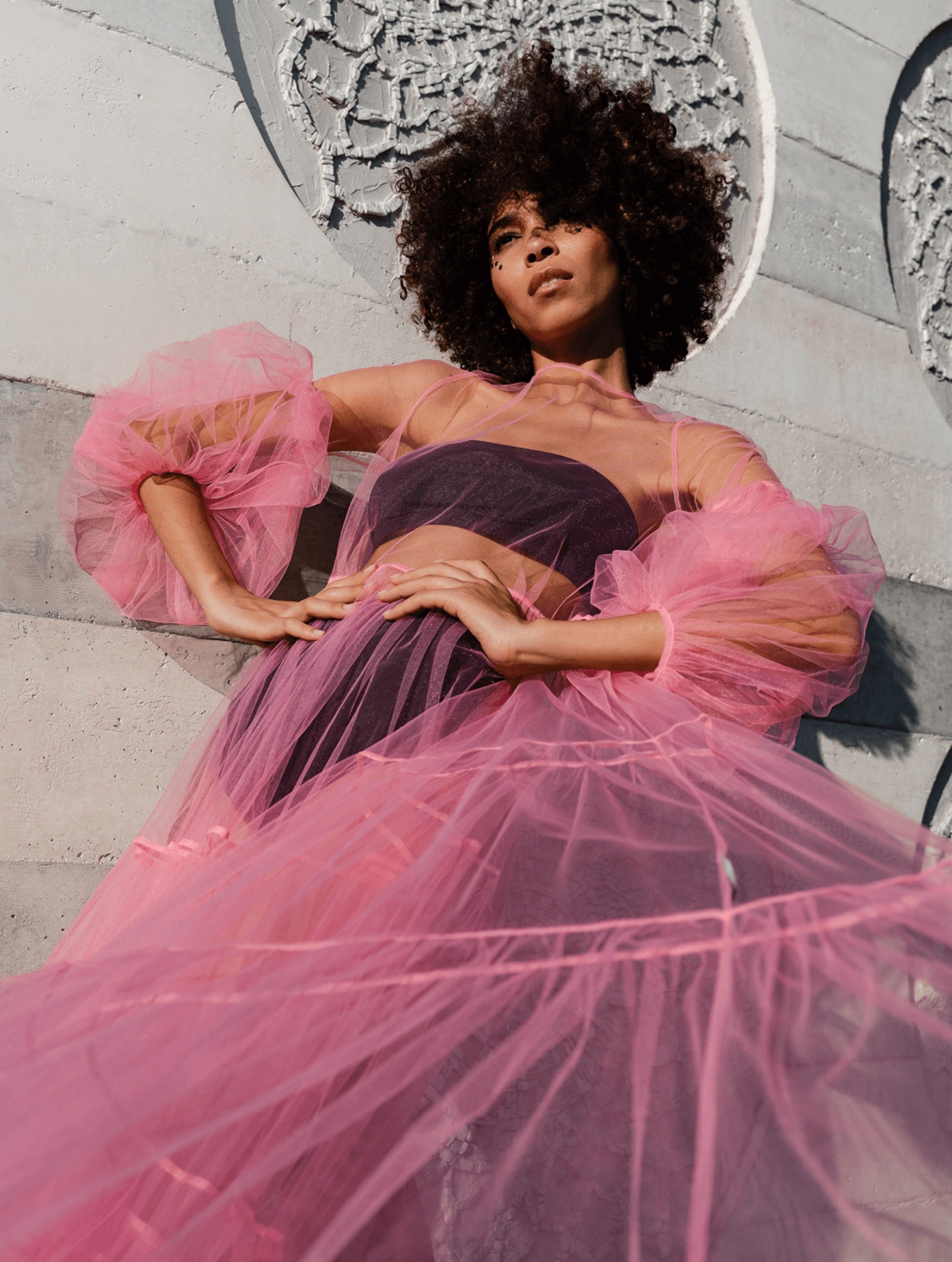 Neon pinkes Maxikleid aus Tüll mit weitem Rock und Puffärmeln