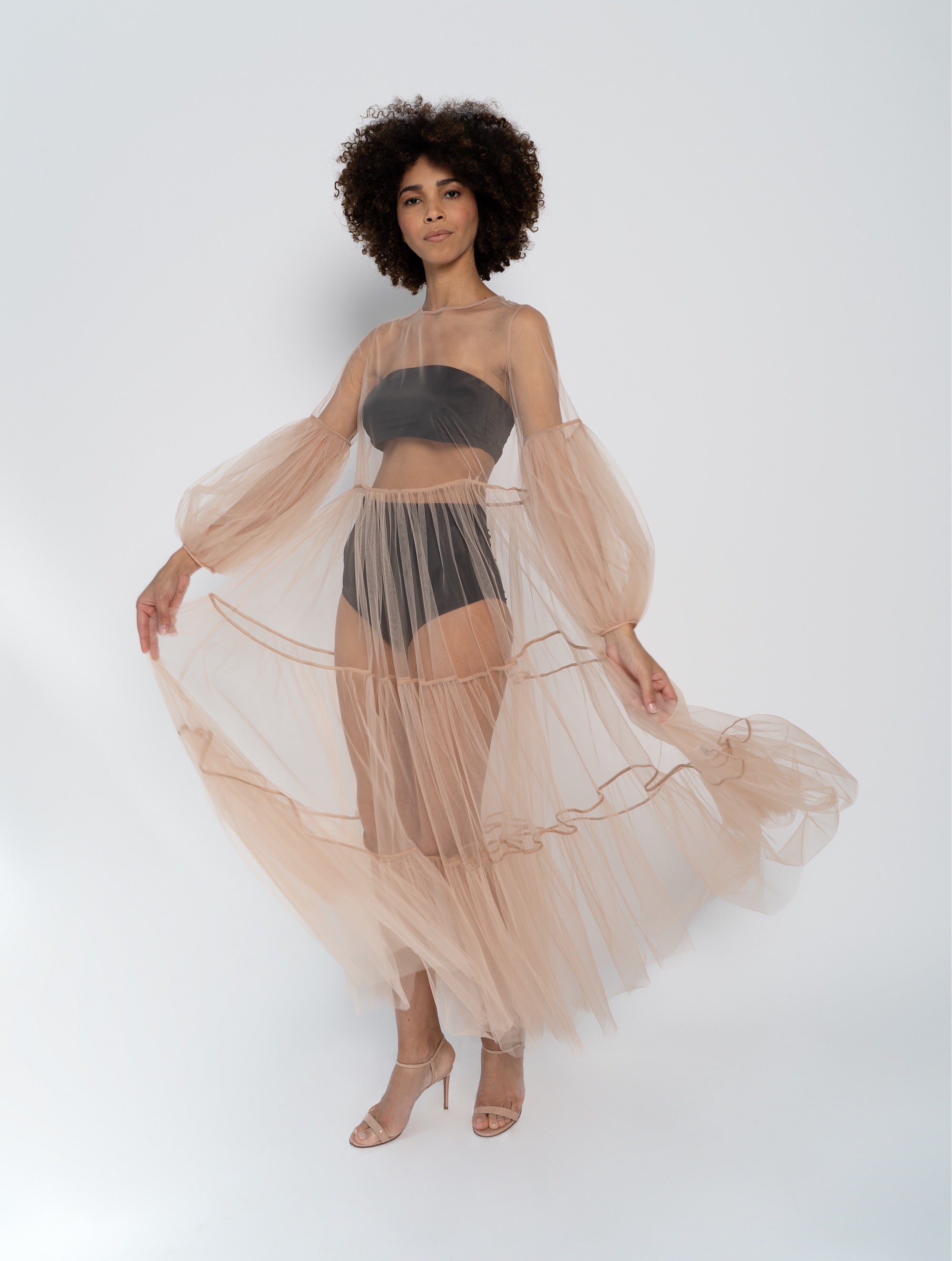 Maxikleid in Nude aus Tüll mit weitem Rock und Puffärmeln