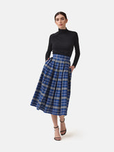 Weit ausgestellter Midirock aus karierter Baumwolle mit in Falten gelegtem und tailliertem Rockbund, versteckten Taschen in der Seitennaht, sowie einem Reißverschluß auf der Rückseite. Dieses Modell ist Teil unserer REBORN-Linie und steht für unsere "Zero-Waste-Politik", da mit Stoff aus einem Deadstock stammt.