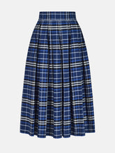 Weit ausgestellter Midirock aus karierter Baumwolle mit in Falten gelegtem und tailliertem Rockbund, versteckten Taschen in der Seitennaht, sowie einem Reißverschluß auf der Rückseite. Dieses Modell ist Teil unserer REBORN-Linie und steht für unsere "Zero-Waste-Politik", da mit Stoff aus einem Deadstock stammt.