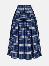 Weit ausgestellter Midirock aus karierter Baumwolle mit in Falten gelegtem und tailliertem Rockbund, versteckten Taschen in der Seitennaht, sowie einem Reißverschluß auf der Rückseite. Dieses Modell ist Teil unserer REBORN-Linie und steht für unsere "Zero-Waste-Politik", da mit Stoff aus einem Deadstock stammt.